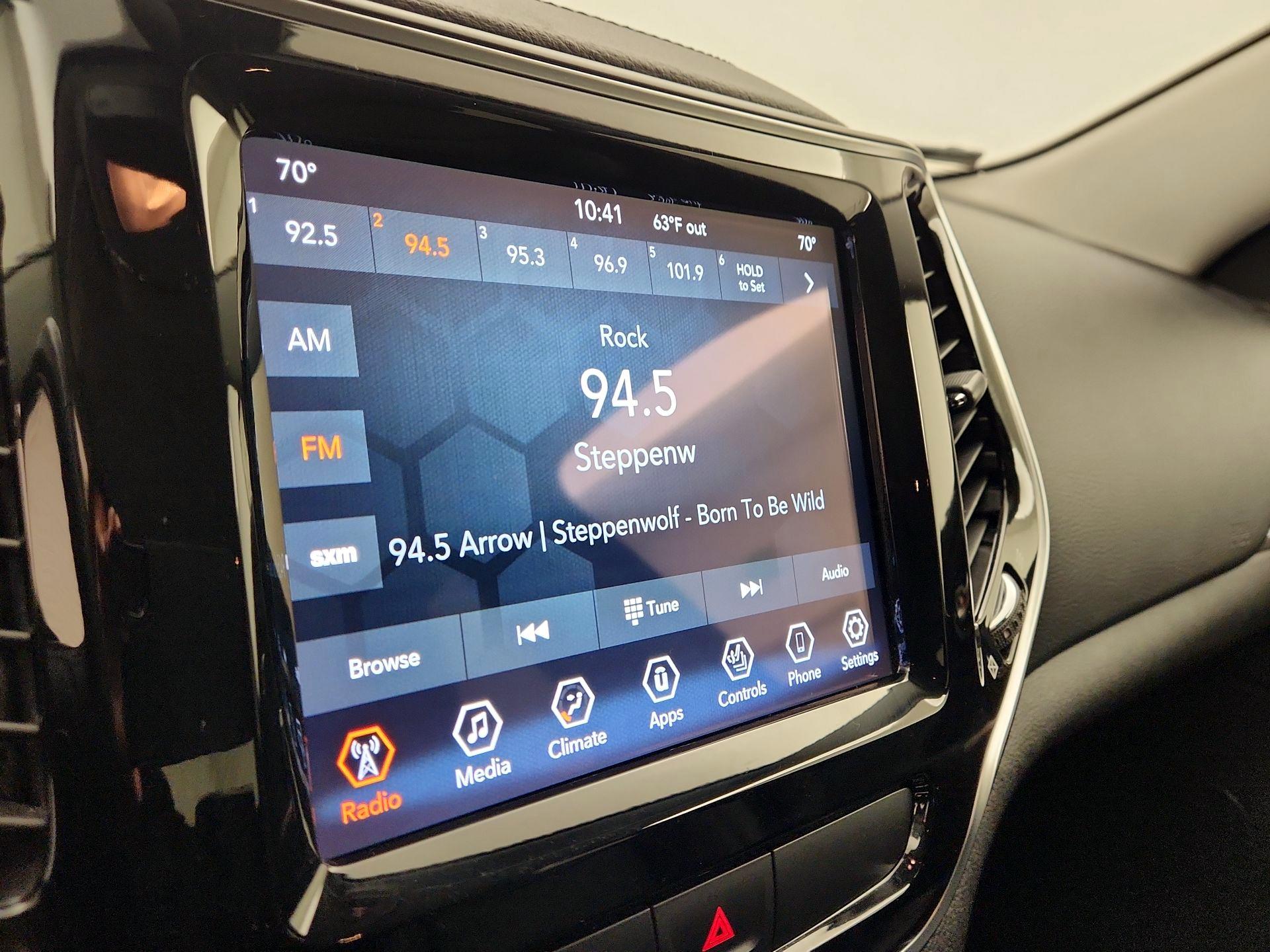 Thumbnail: 2020 Jeep Cherokee - 15