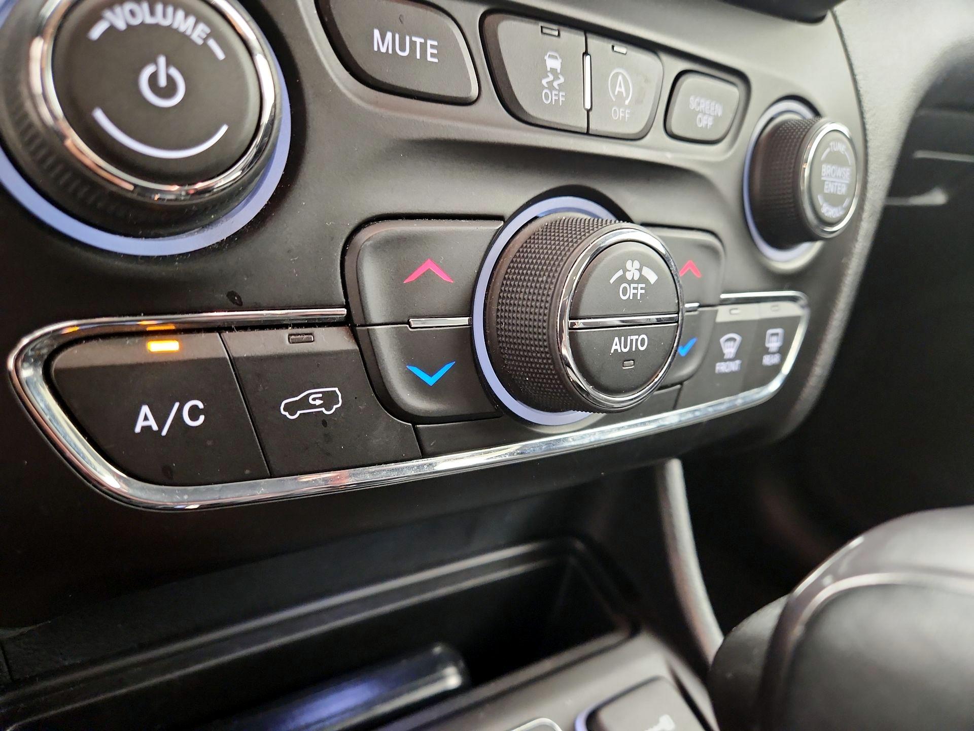 Thumbnail: 2020 Jeep Cherokee - 16