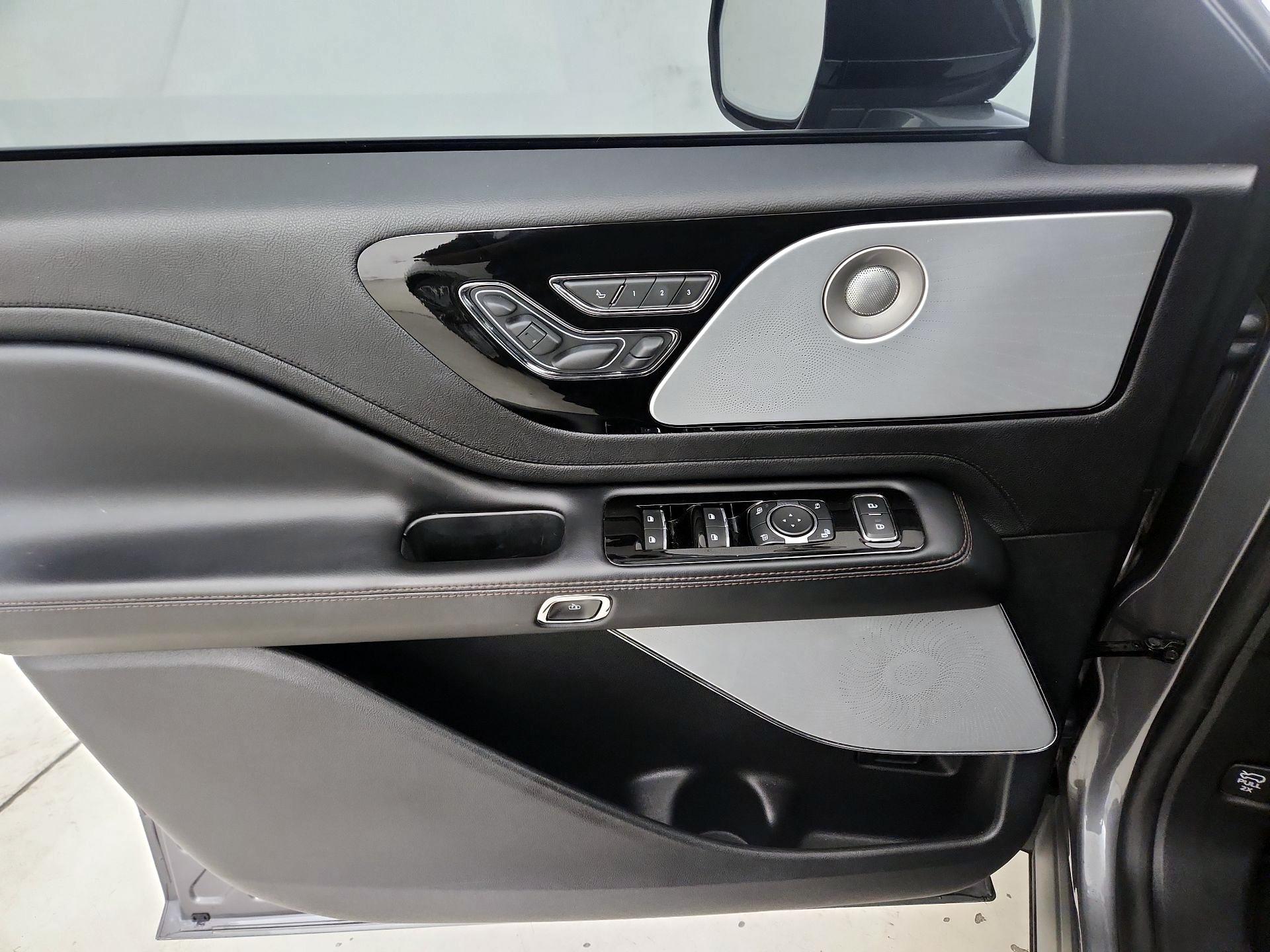 Thumbnail: 2021 Lincoln Aviator - 12