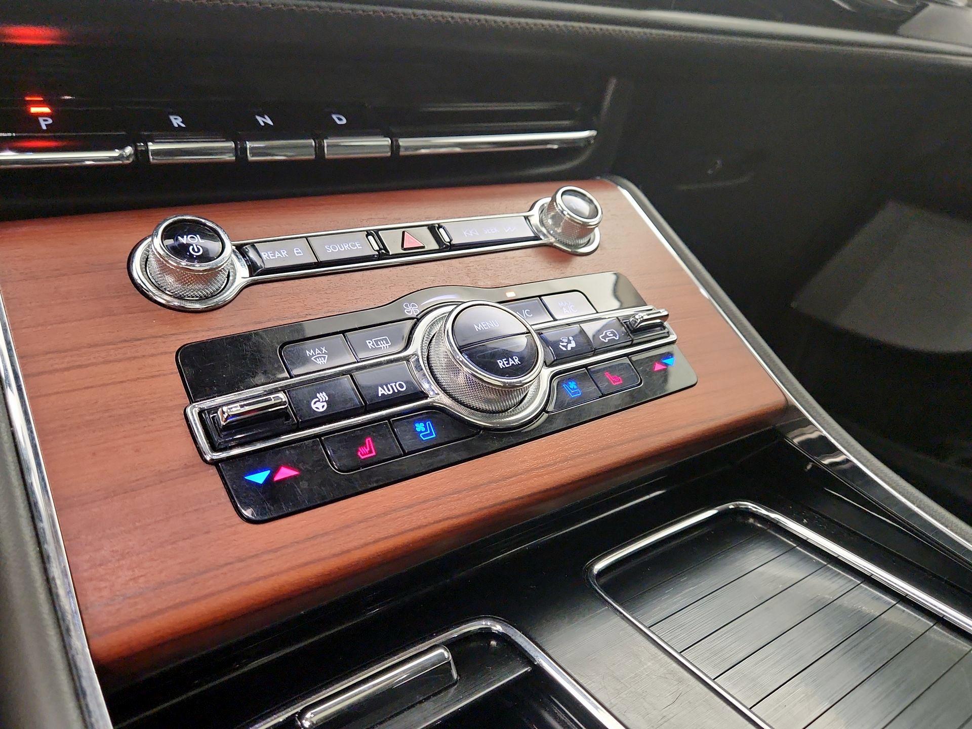 Thumbnail: 2021 Lincoln Aviator - 17