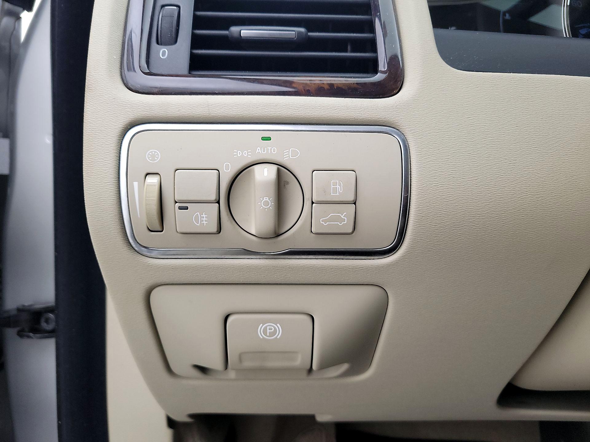 Thumbnail: 2015 Volvo XC70 - 13