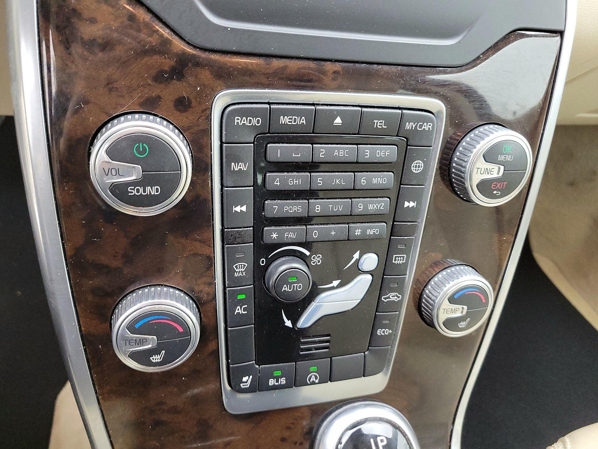 Thumbnail: 2015 Volvo XC70 - 15