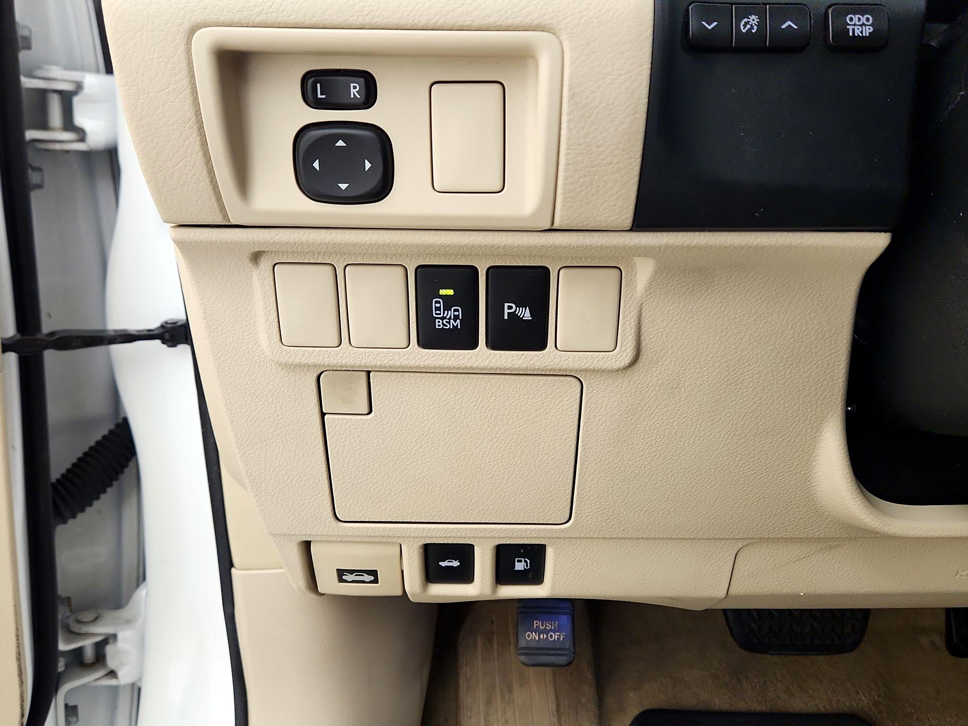 Thumbnail: 2014 Lexus ES - 13