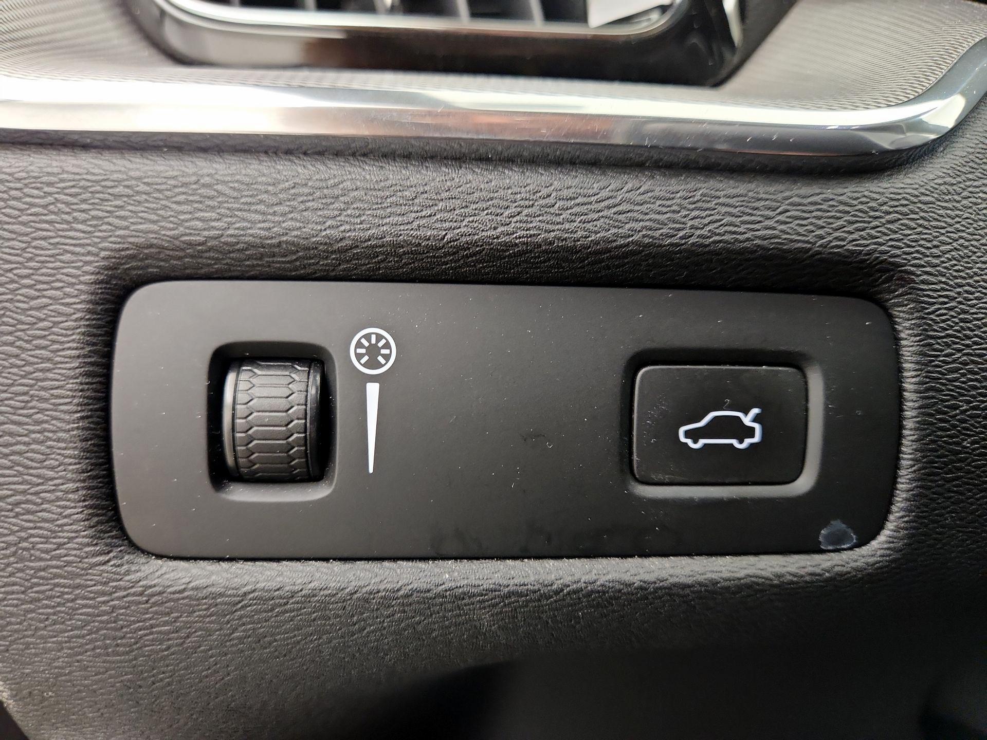 Thumbnail: 2019 Volvo XC60 - 13