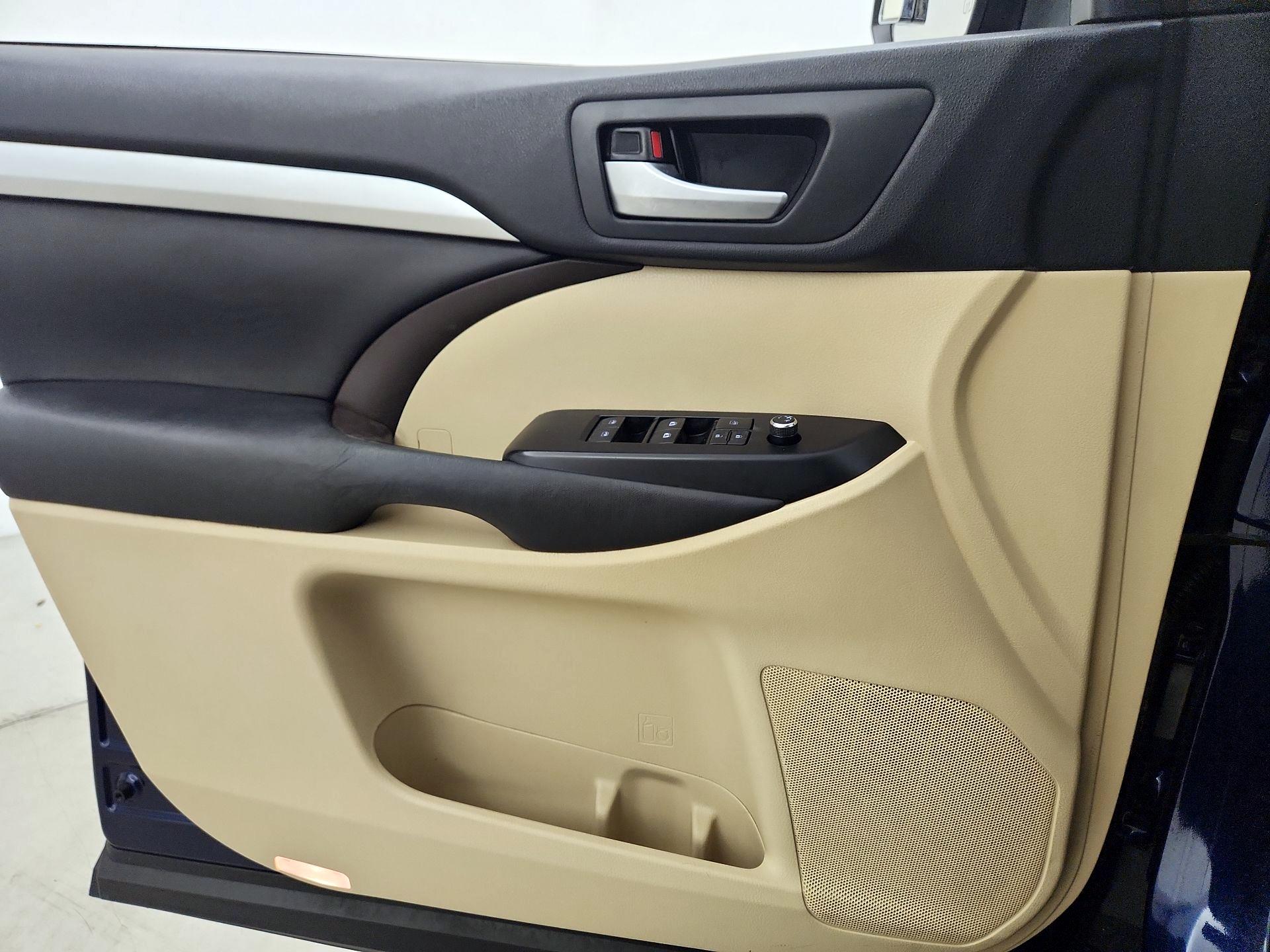 Thumbnail: 2016 Toyota Highlander - 12