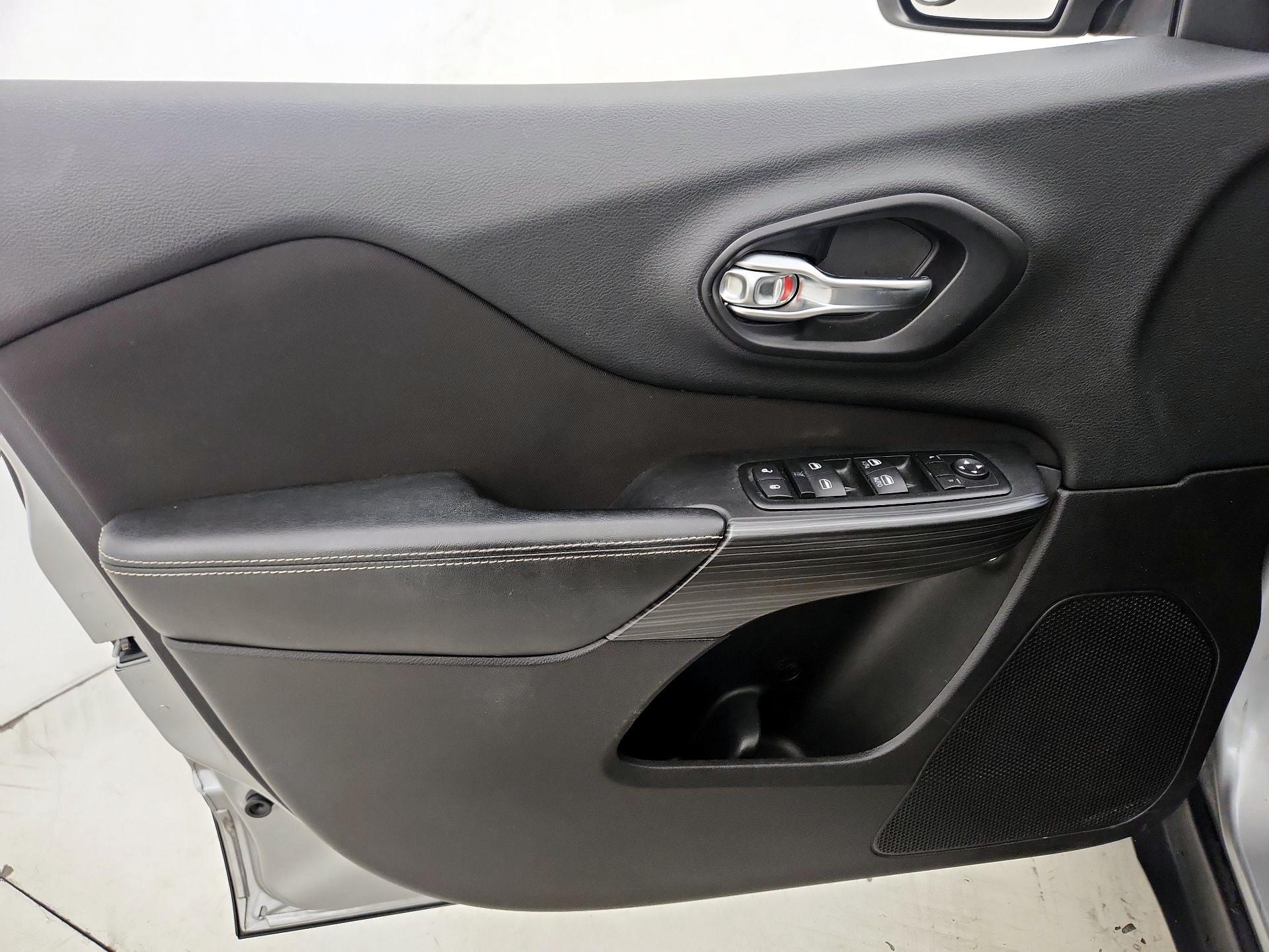 Thumbnail: 2015 Jeep Cherokee - 12