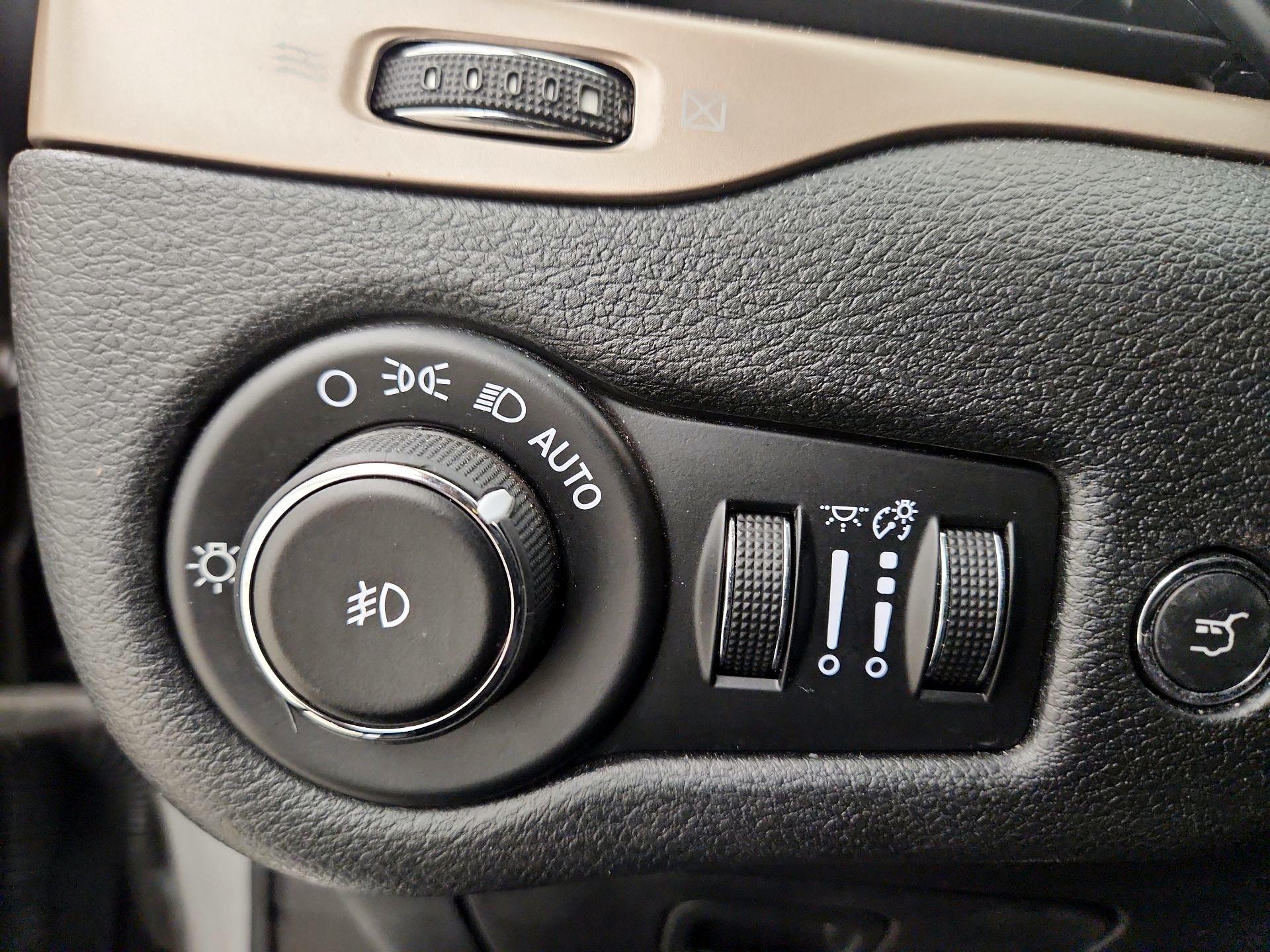 Thumbnail: 2015 Jeep Cherokee - 13