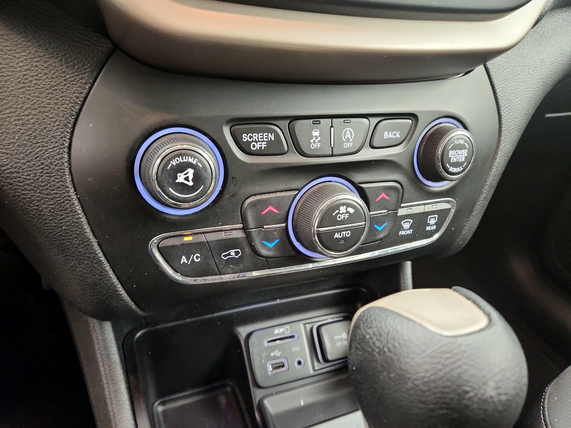 Thumbnail: 2015 Jeep Cherokee - 16