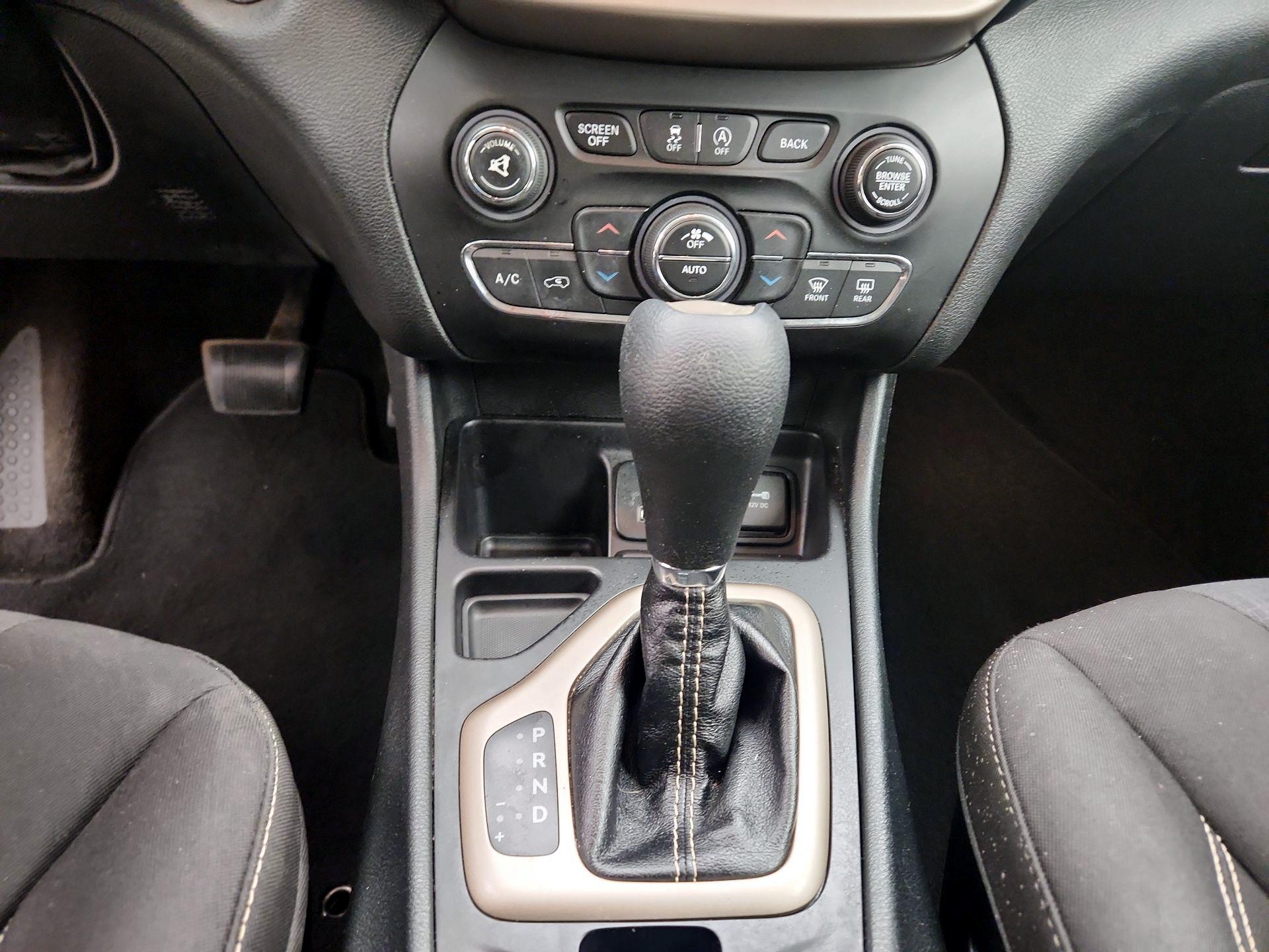 Thumbnail: 2015 Jeep Cherokee - 17