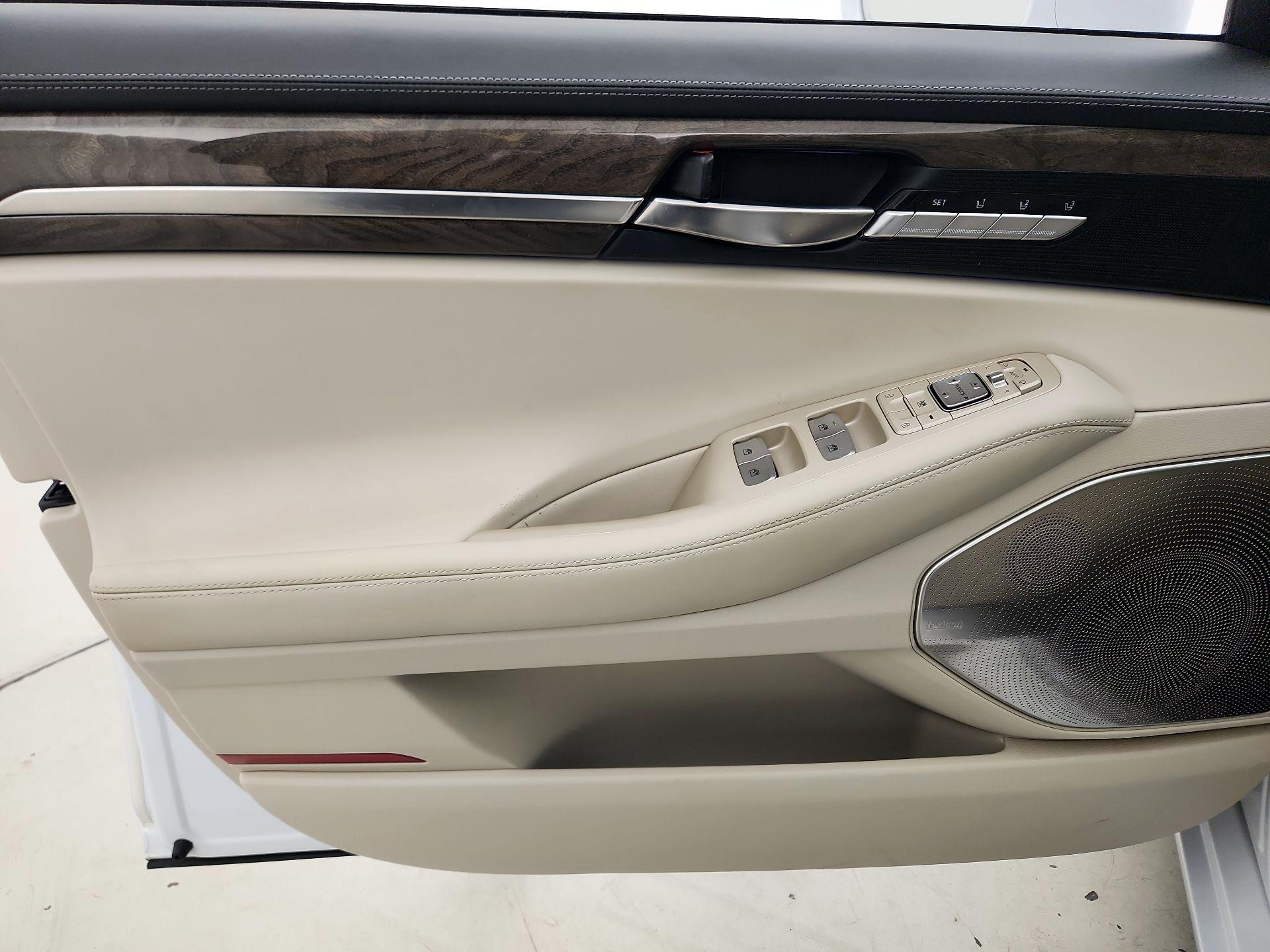 Thumbnail: 2019 Genesis G90 - 12