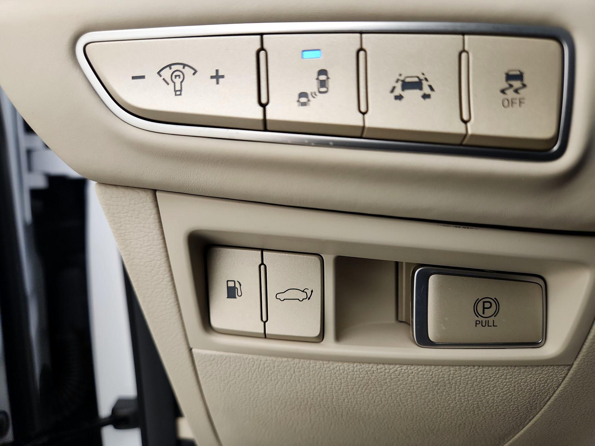 Thumbnail: 2019 Genesis G90 - 13