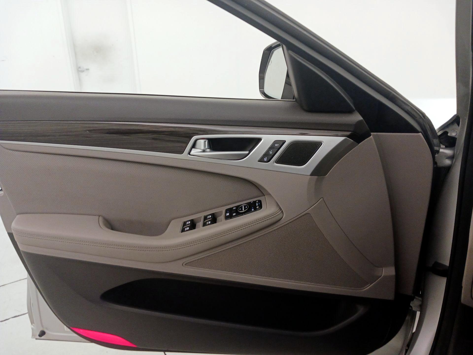 Thumbnail: 2017 Genesis G80 - 12