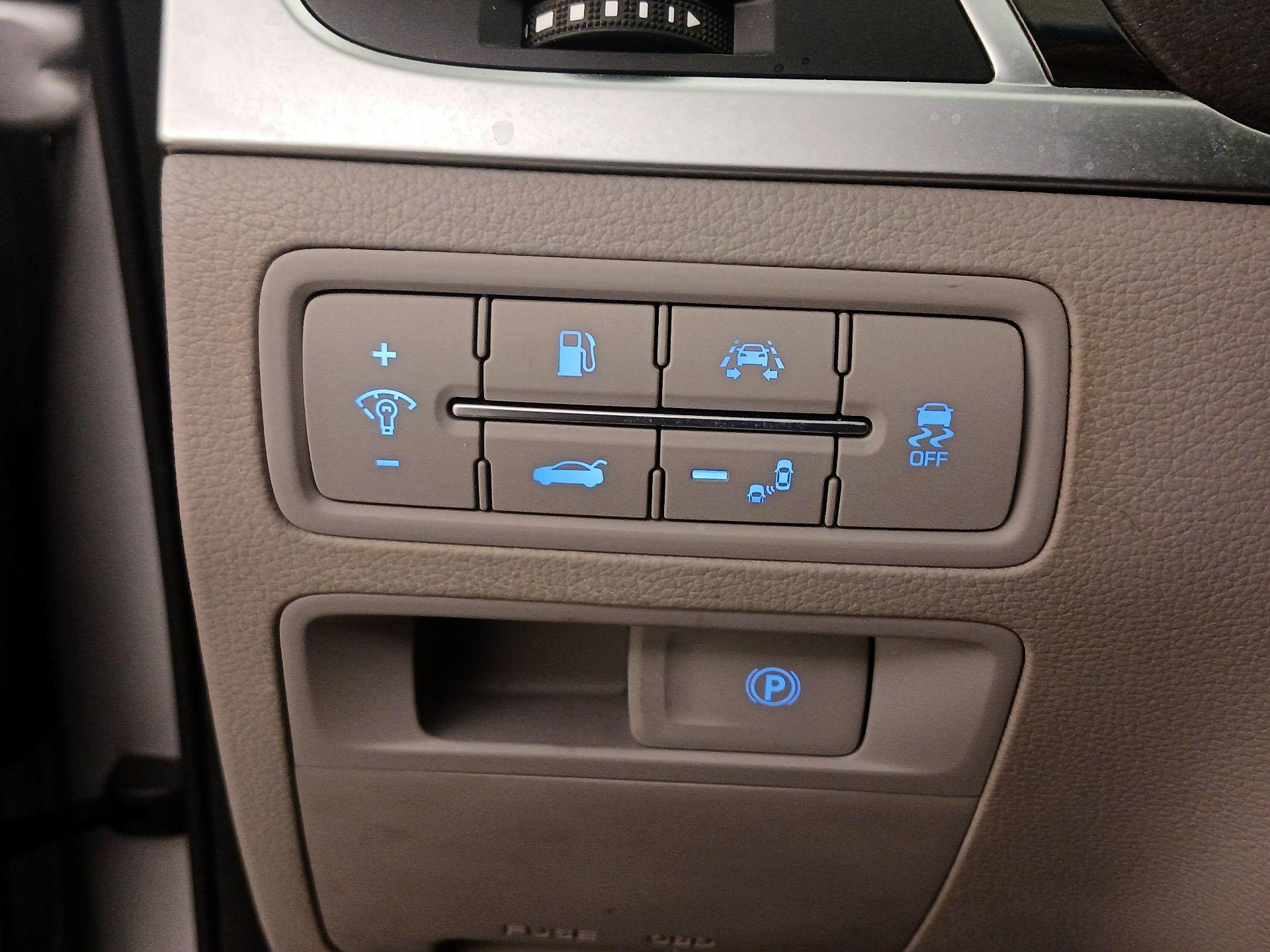 Thumbnail: 2017 Genesis G80 - 13