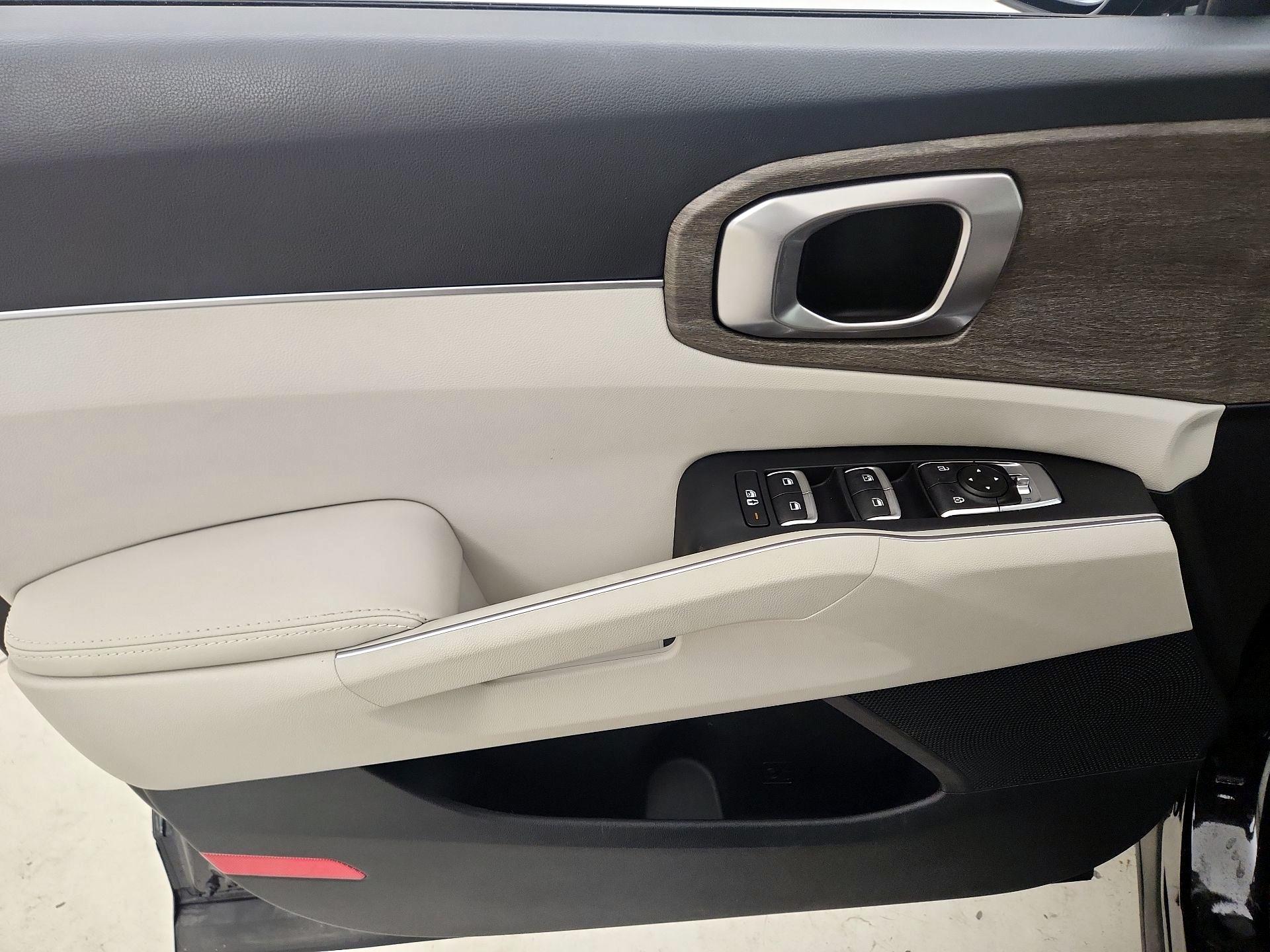 Thumbnail: 2023 Kia Sorento - 12