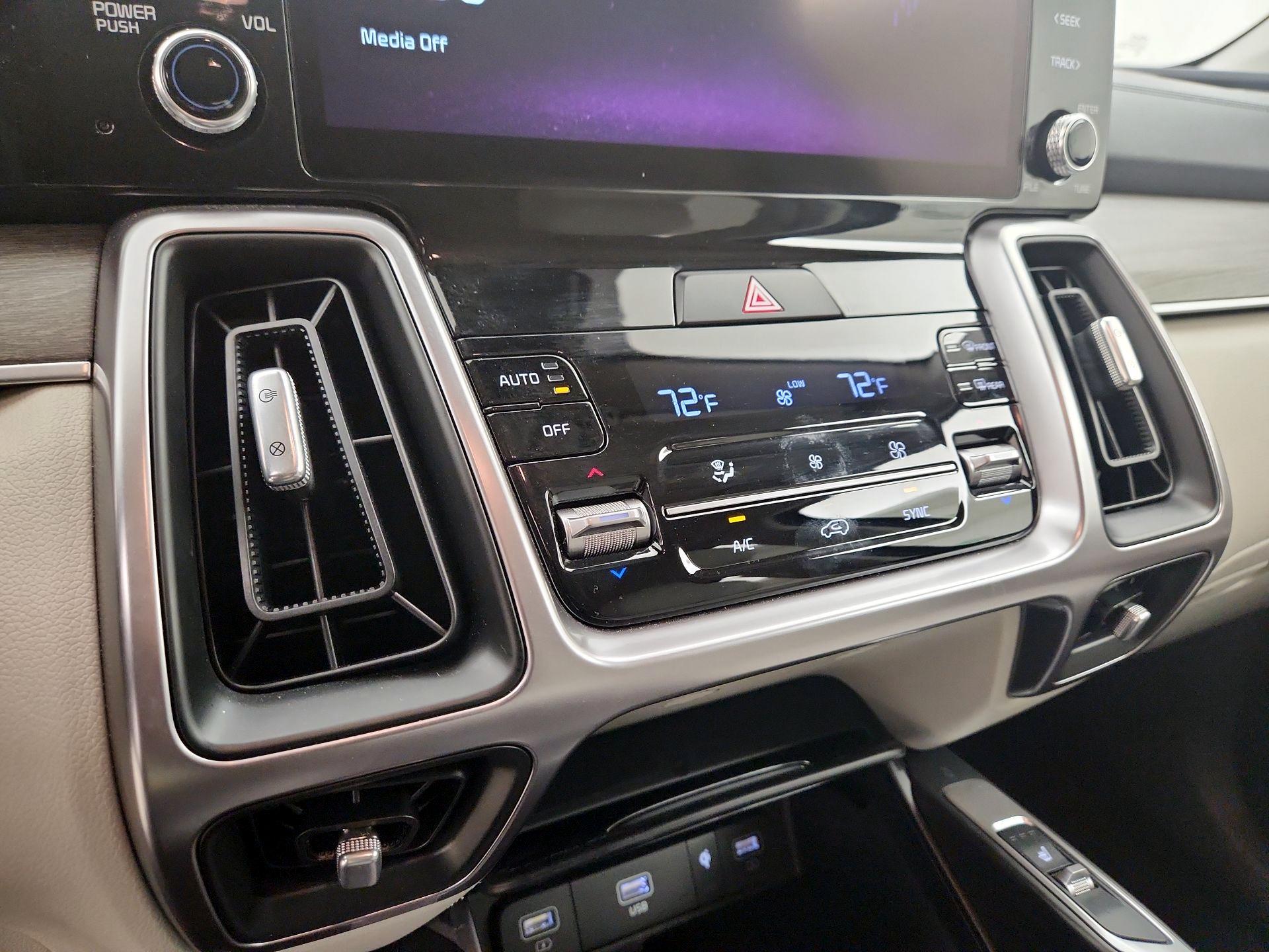 Thumbnail: 2023 Kia Sorento - 16