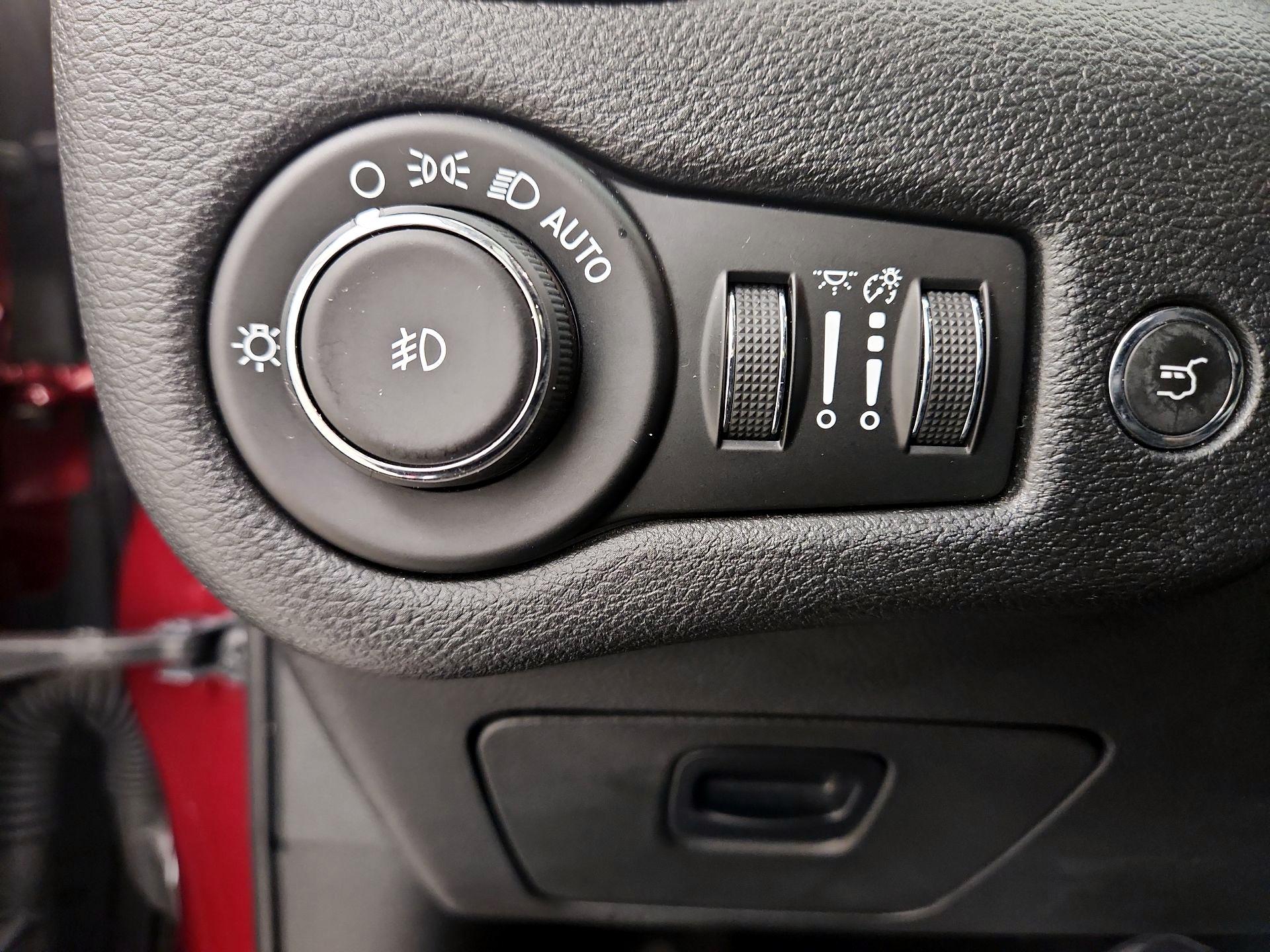 Thumbnail: 2019 Jeep Cherokee - 13