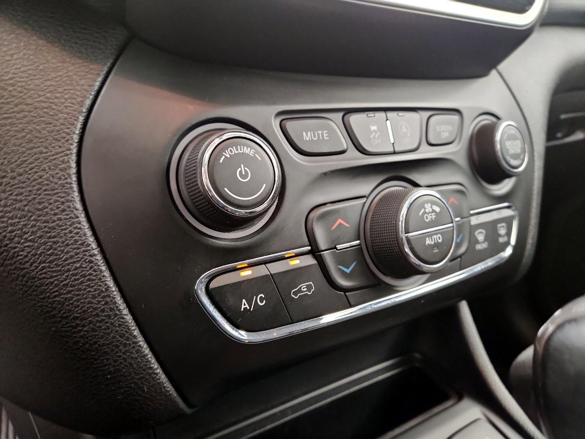 Thumbnail: 2019 Jeep Cherokee - 17