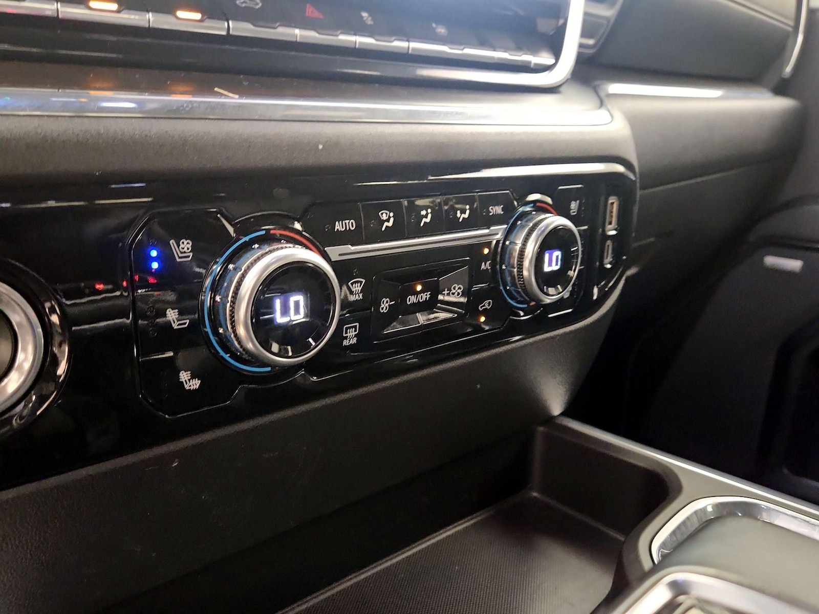 2023 GMC Sierra 1500 SLT - Photo 18