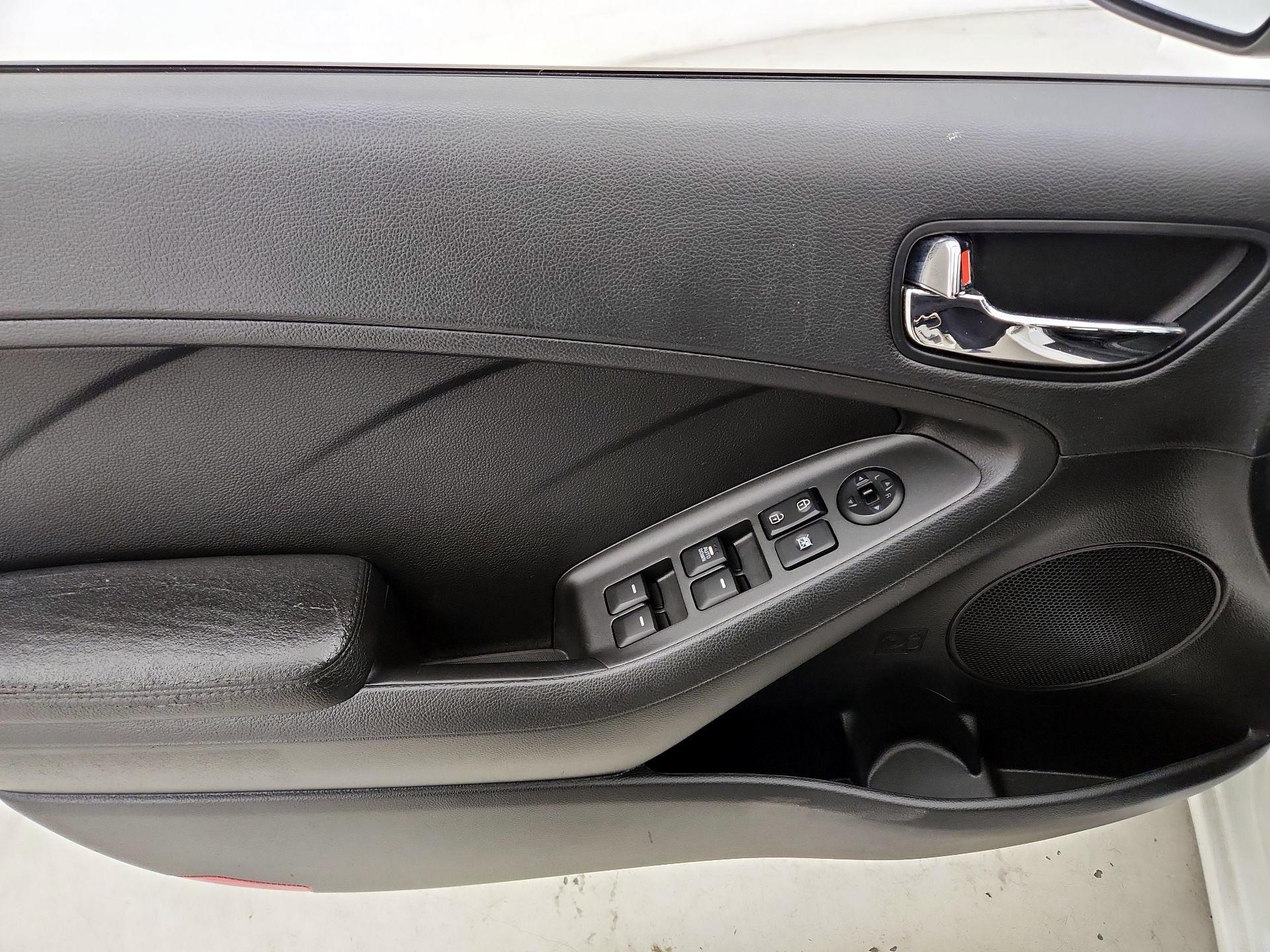 Thumbnail: 2016 Kia Forte - 12