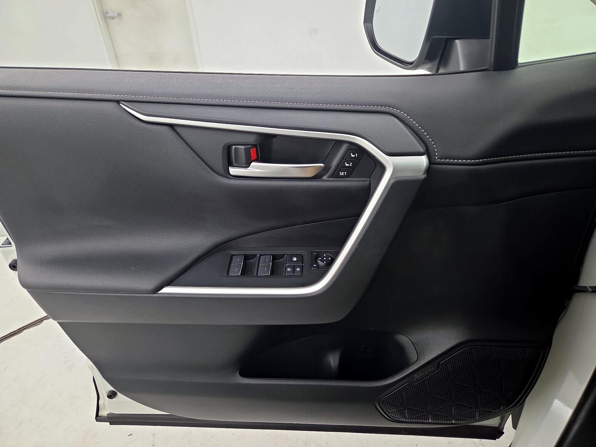 Thumbnail: 2022 Toyota RAV4 - 12