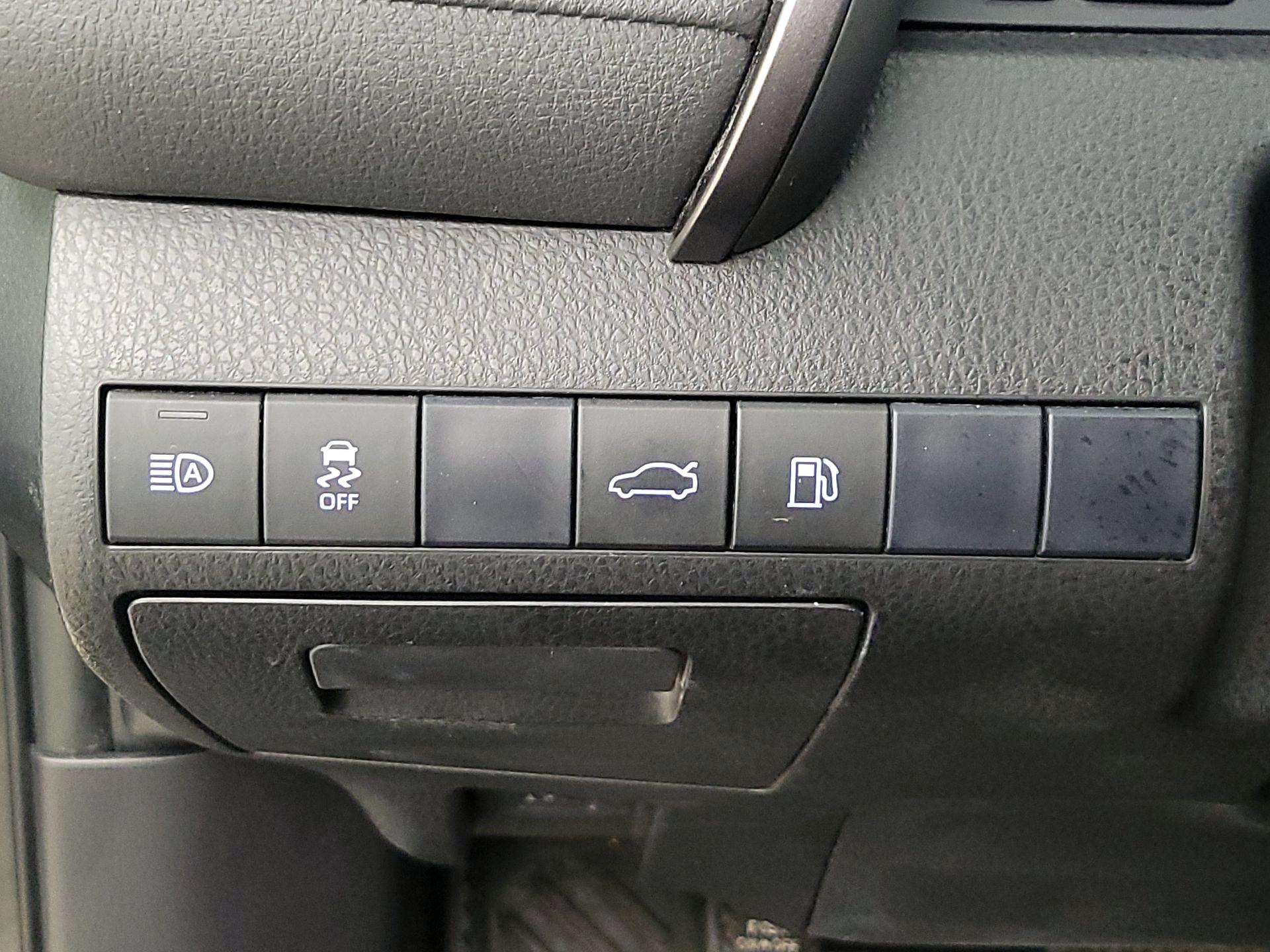 Thumbnail: 2018 Toyota Camry - 13