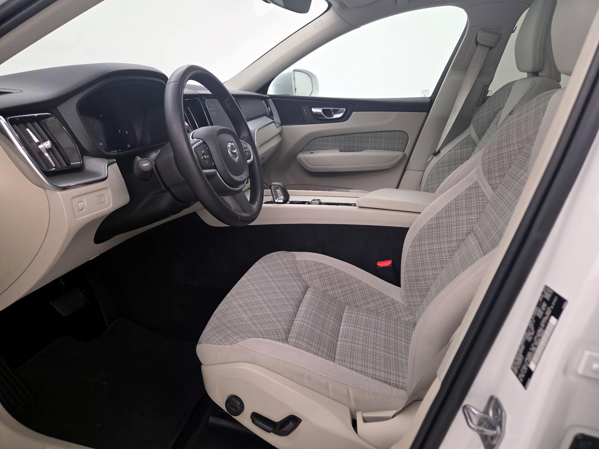 Thumbnail: 2022 Volvo XC60 - 11