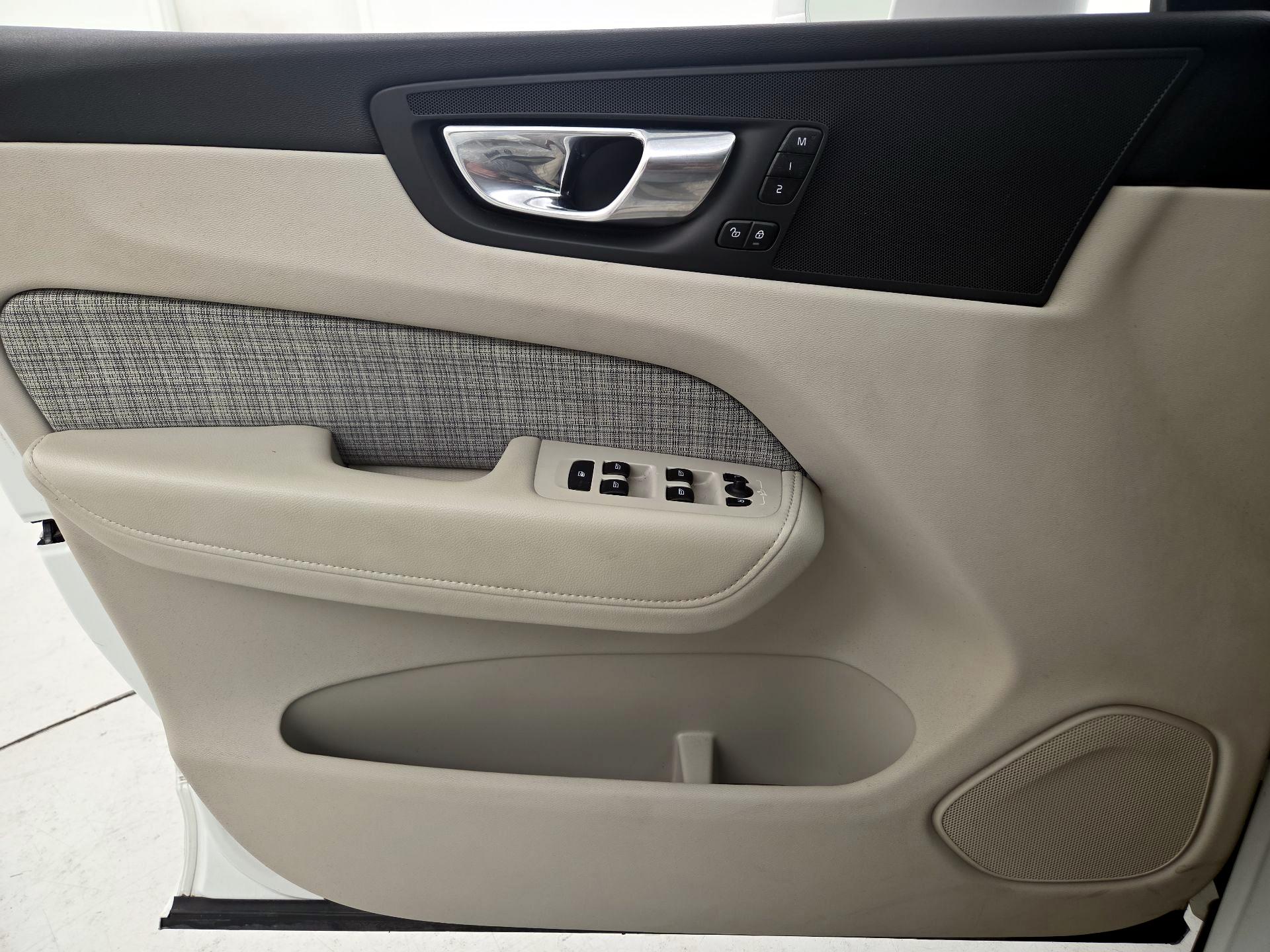 Thumbnail: 2022 Volvo XC60 - 12