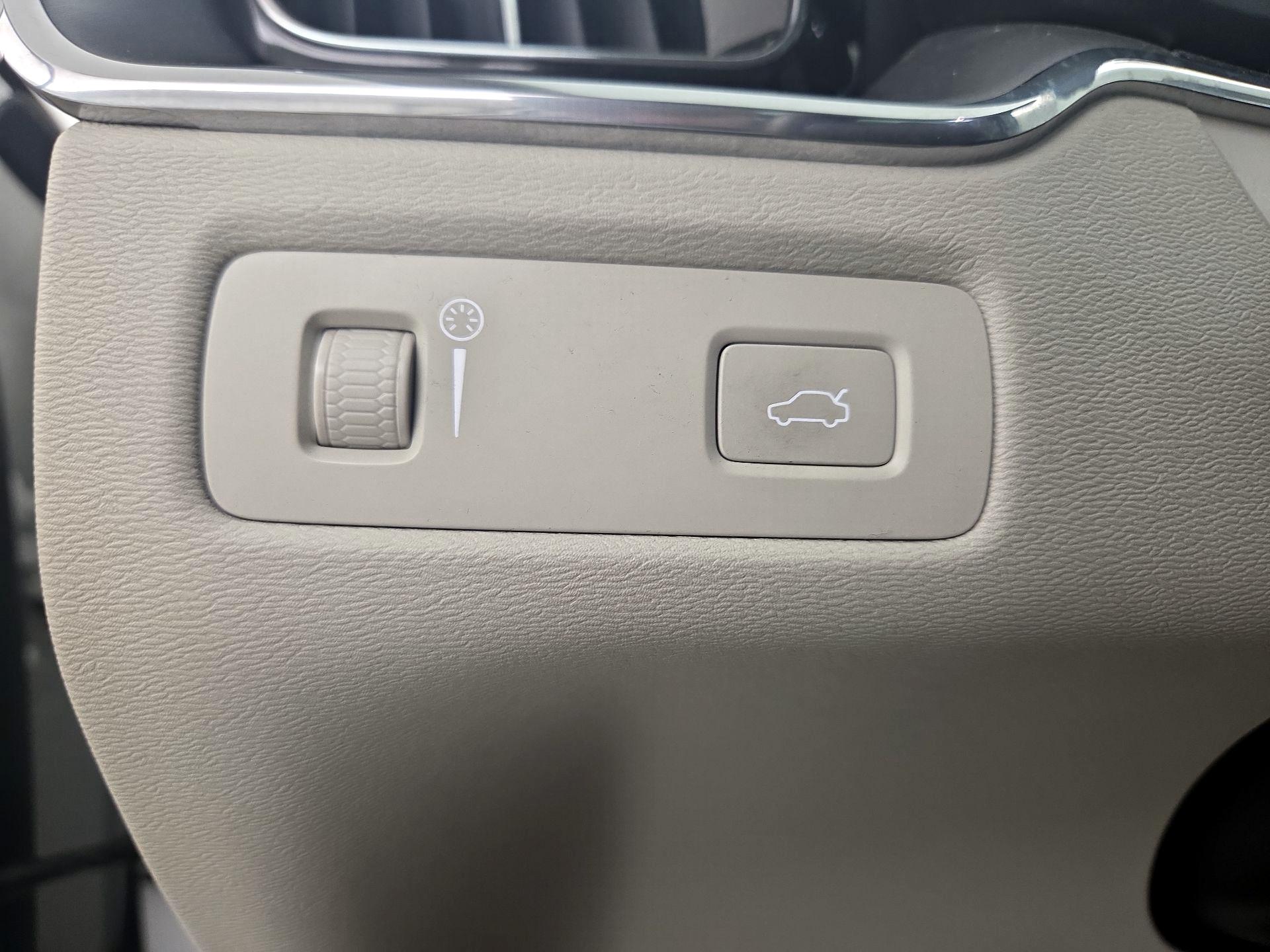 Thumbnail: 2022 Volvo XC60 - 13