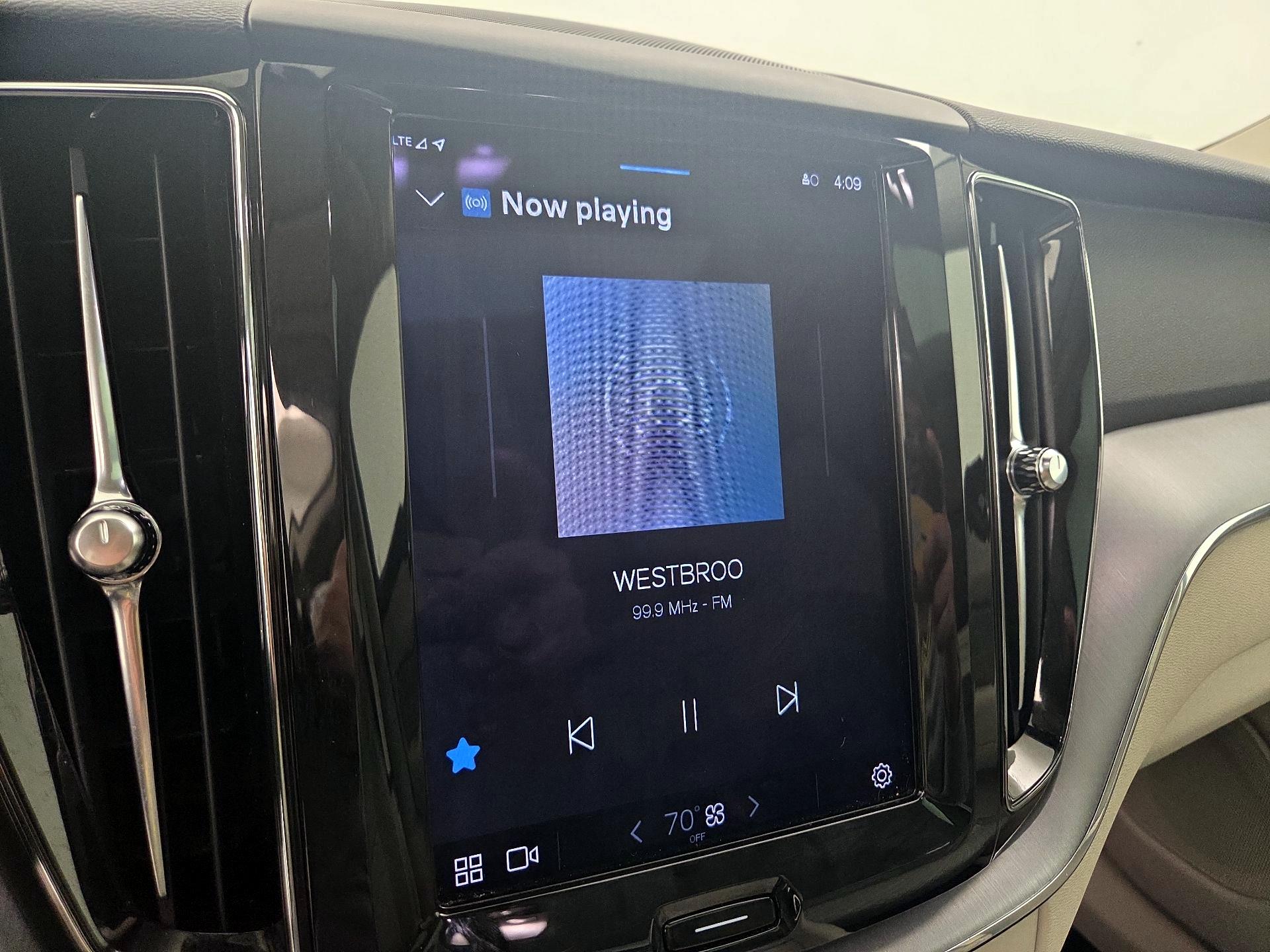 Thumbnail: 2022 Volvo XC60 - 16