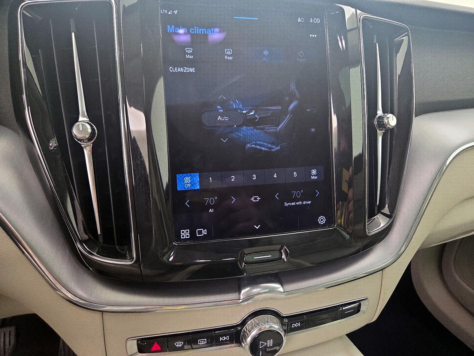 Thumbnail: 2022 Volvo XC60 - 17