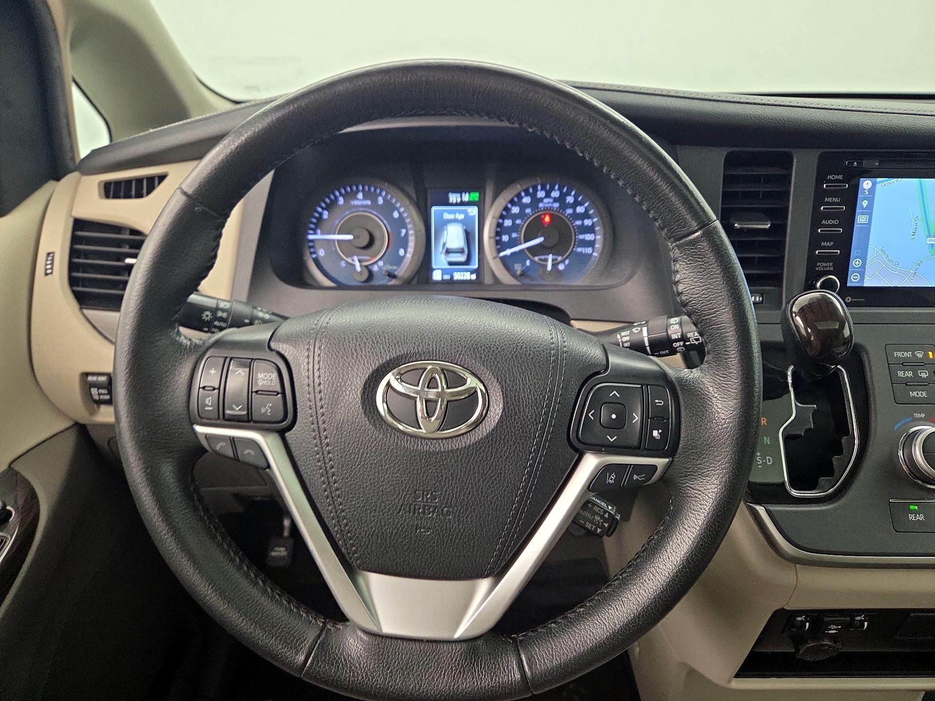 Thumbnail: 2020 Toyota Sienna - 10