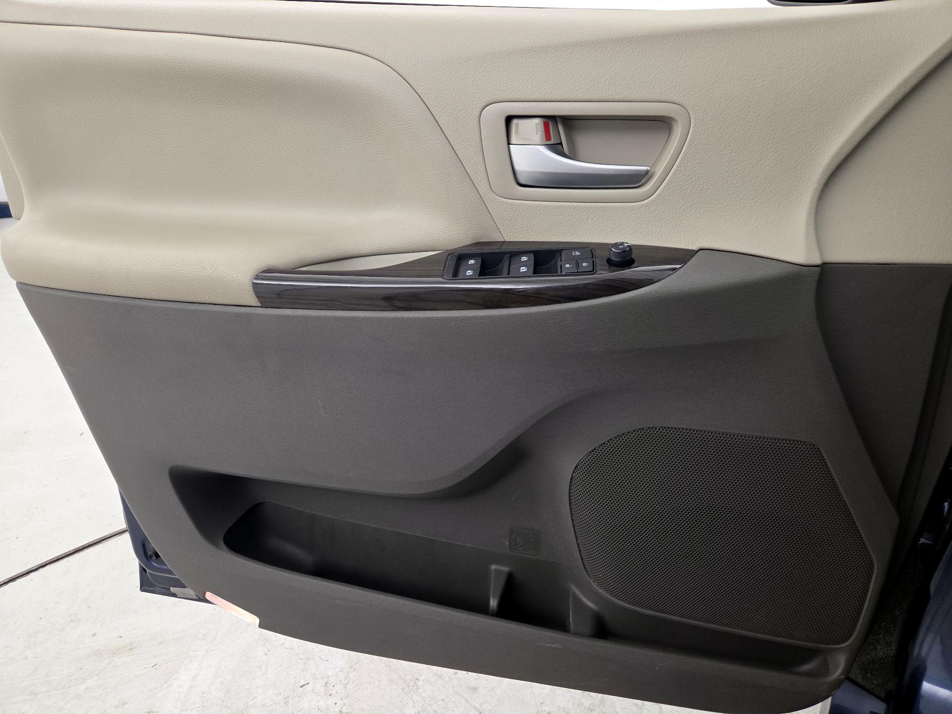 Thumbnail: 2020 Toyota Sienna - 12