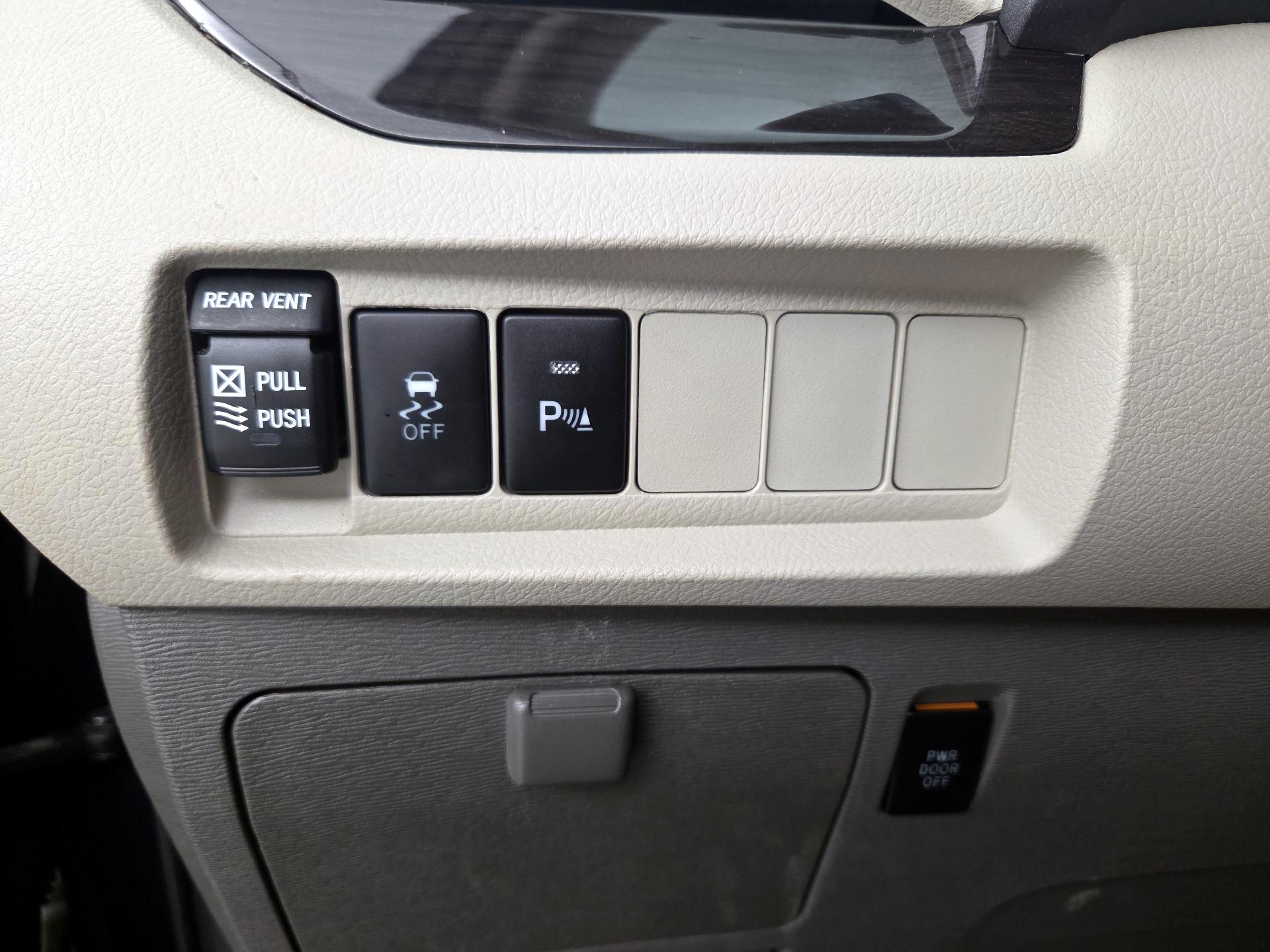 Thumbnail: 2020 Toyota Sienna - 13