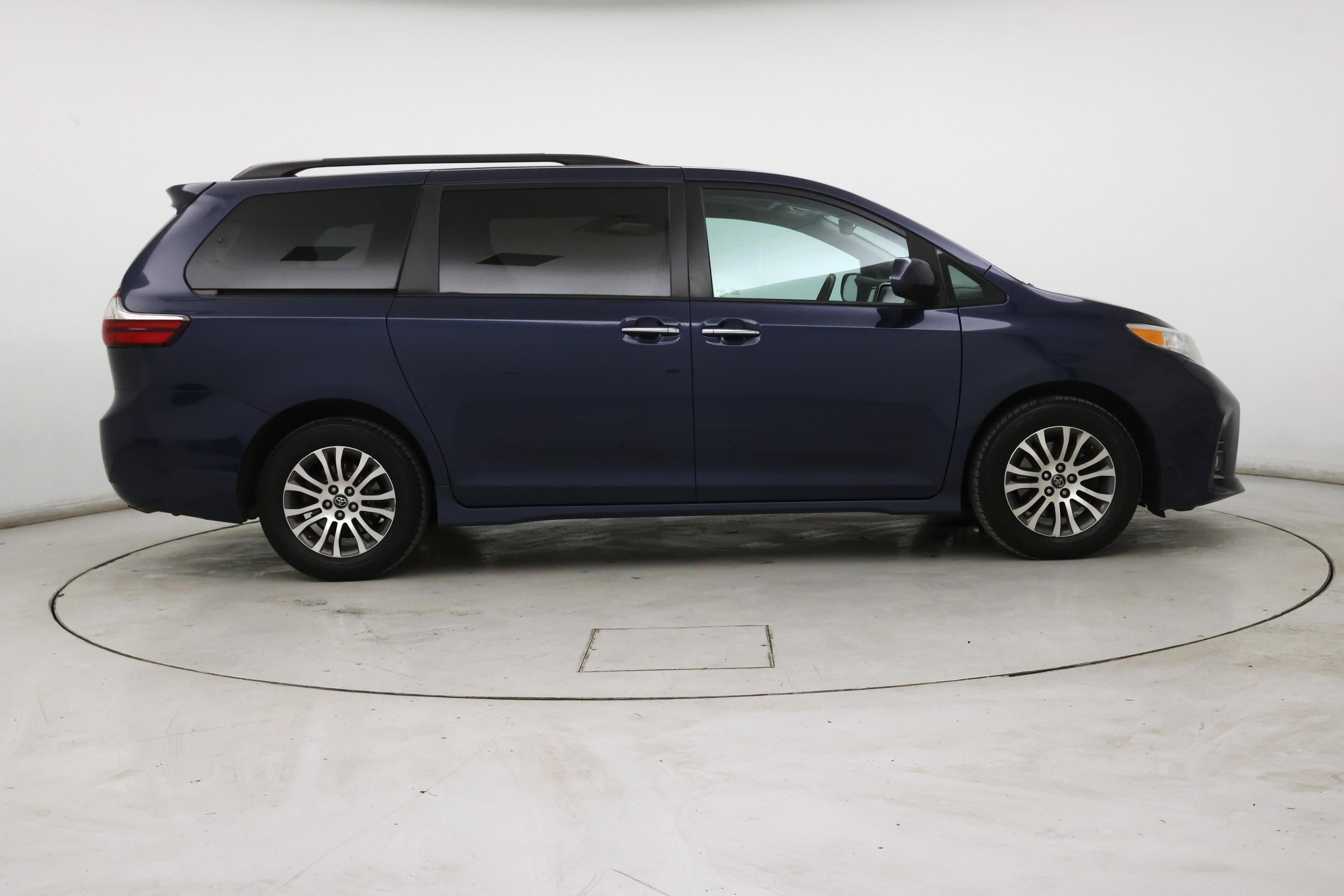 Thumbnail: 2020 Toyota Sienna - 7