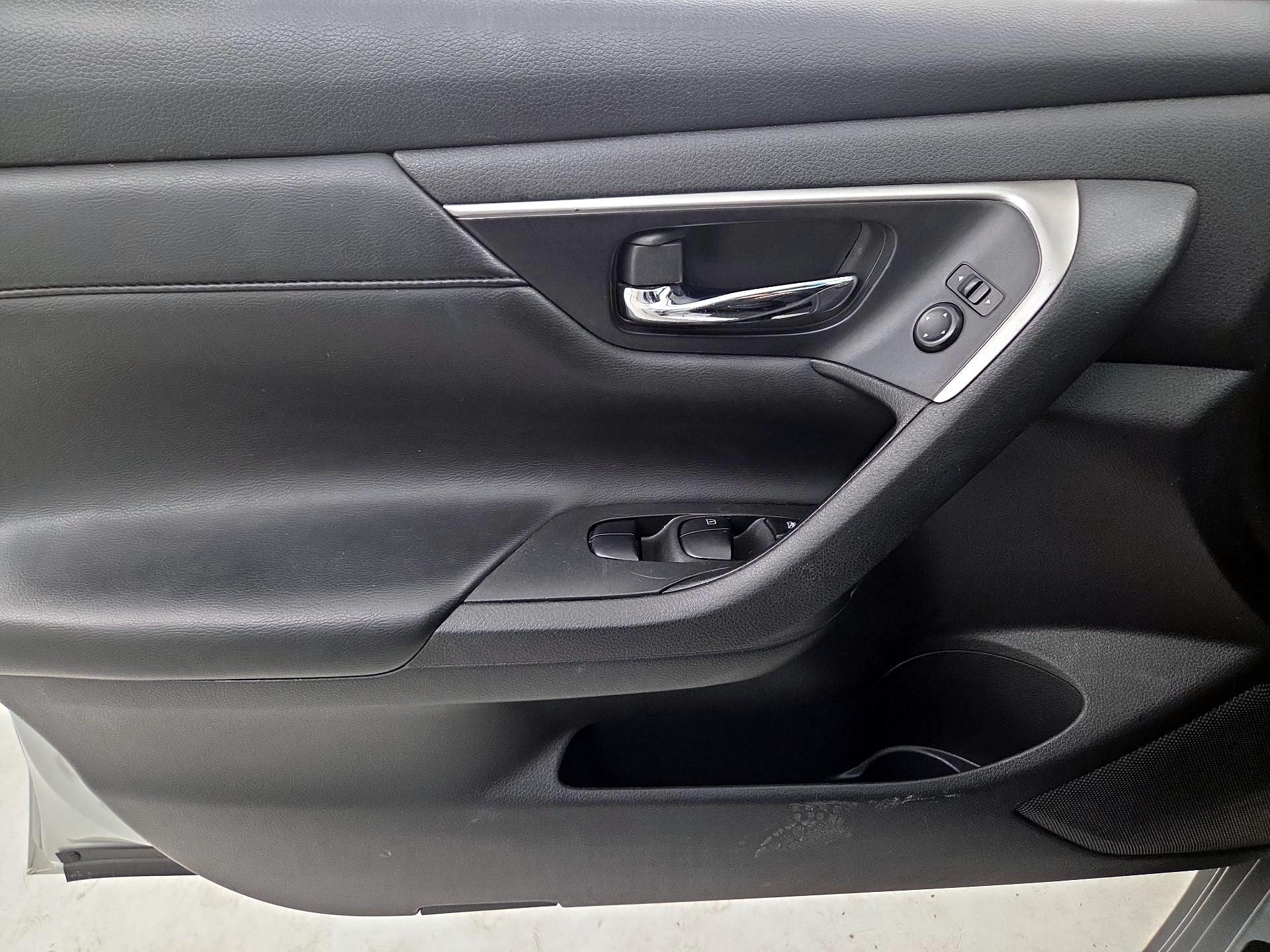 Thumbnail: 2015 Nissan Altima - 12