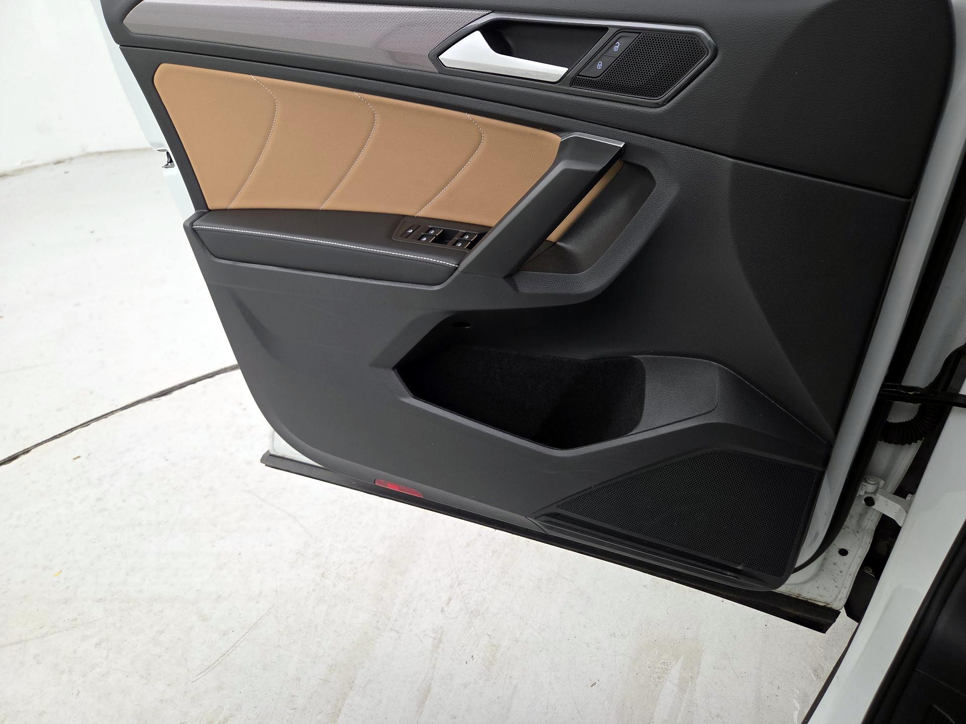 Thumbnail: 2023 Volkswagen Tiguan - 12