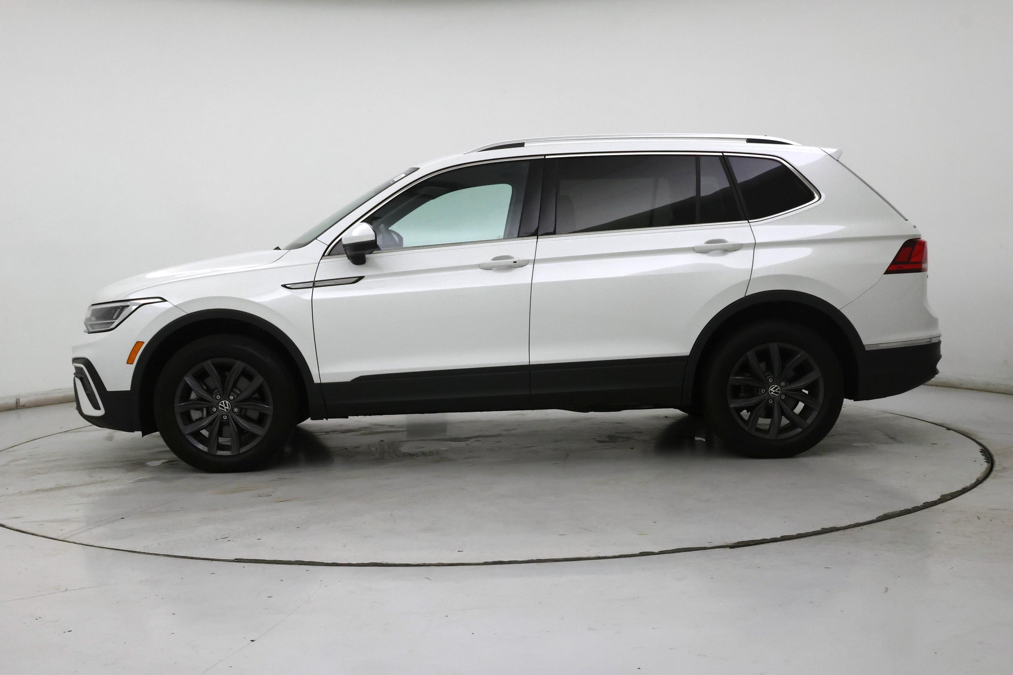 Thumbnail: 2023 Volkswagen Tiguan - 3