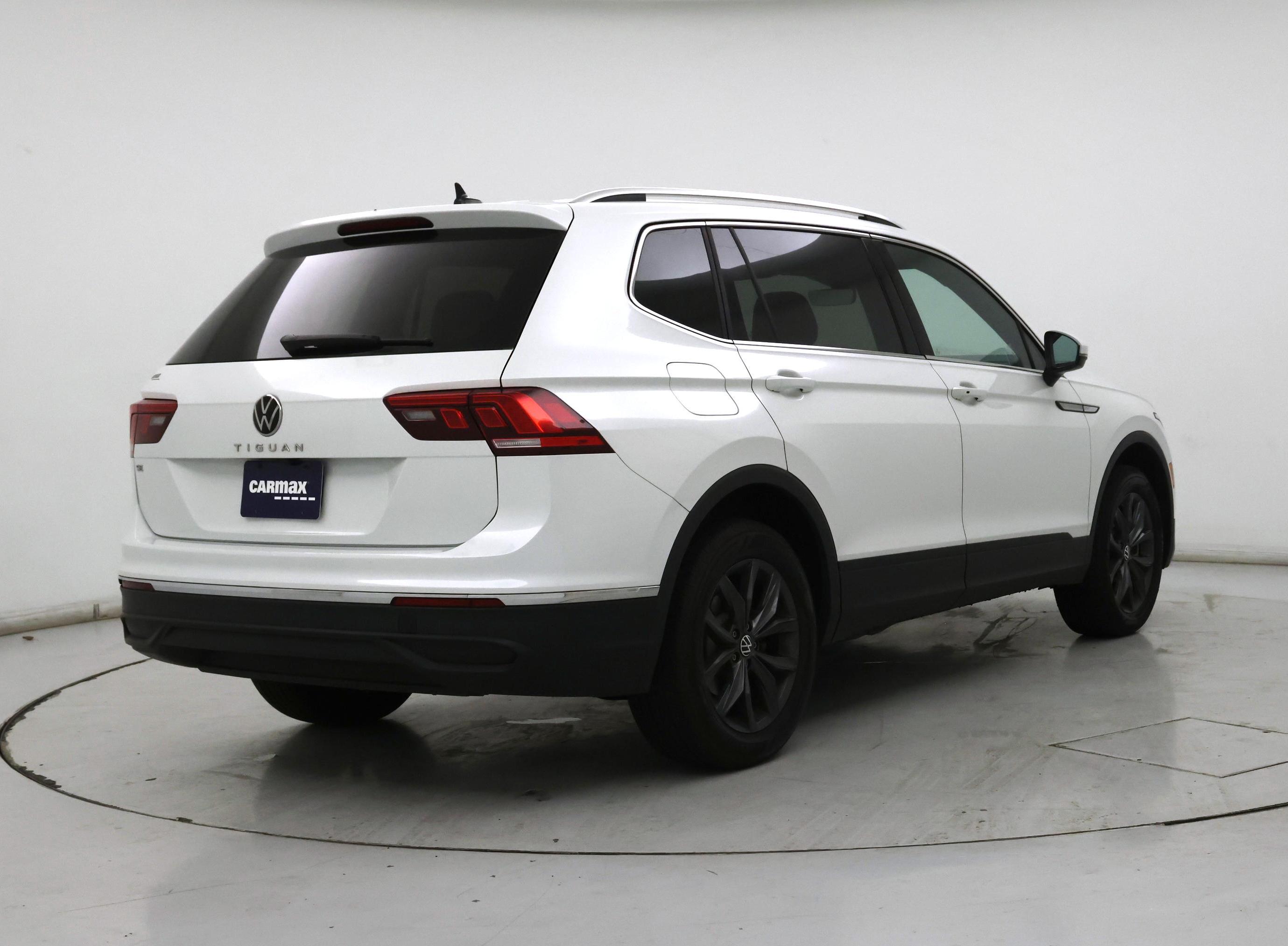 Thumbnail: 2023 Volkswagen Tiguan - 8