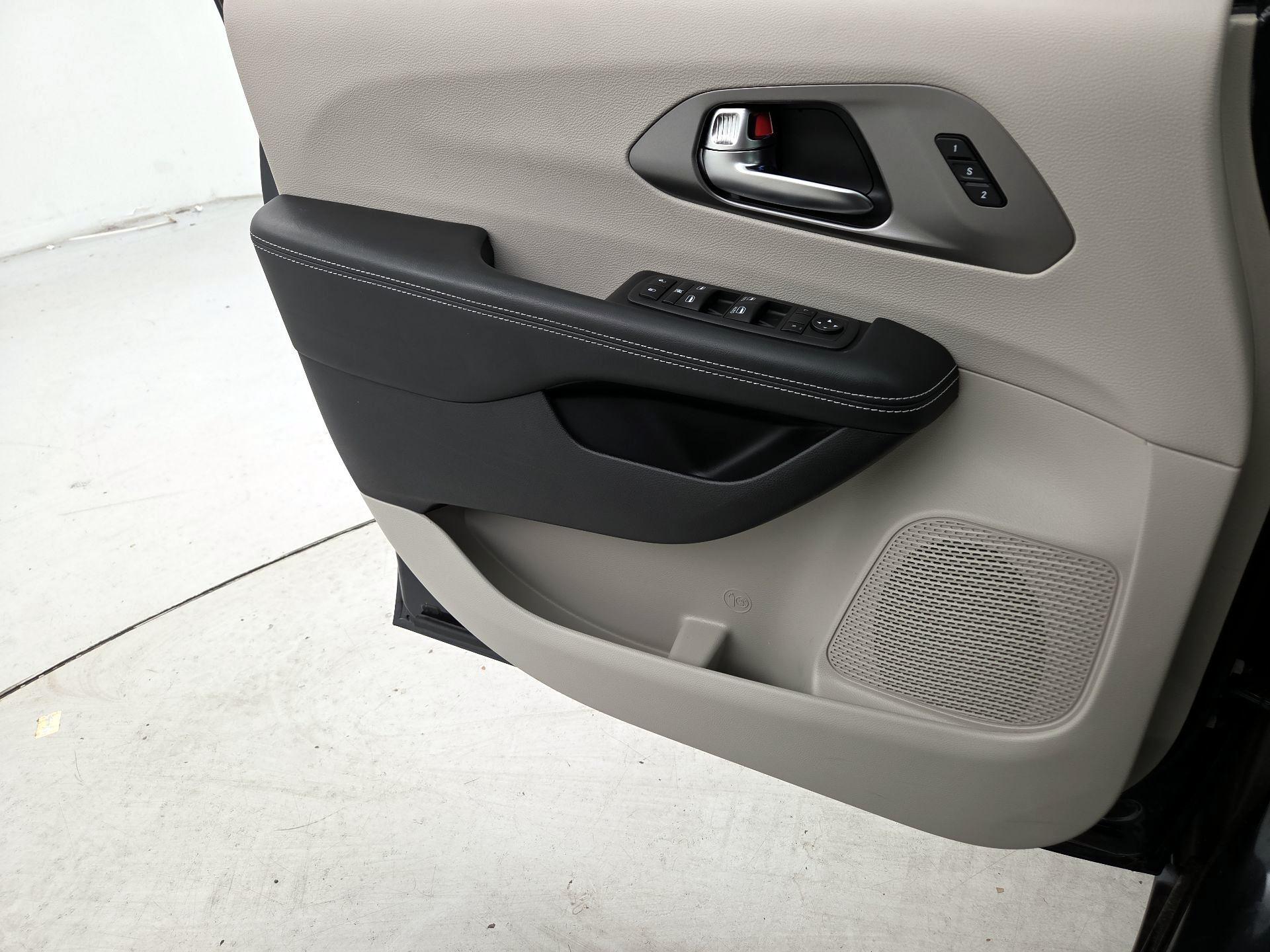 Thumbnail: 2021 Chrysler Pacifica - 12