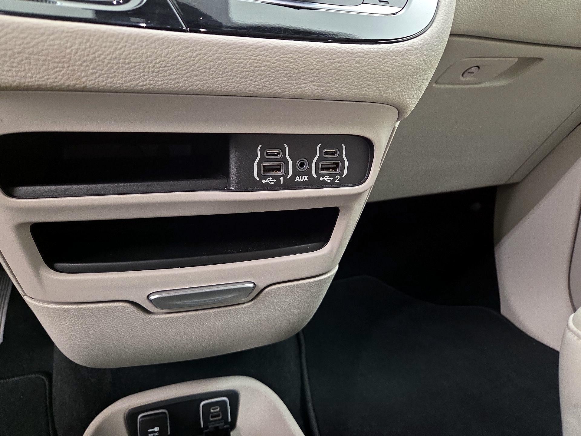 Thumbnail: 2021 Chrysler Pacifica - 19