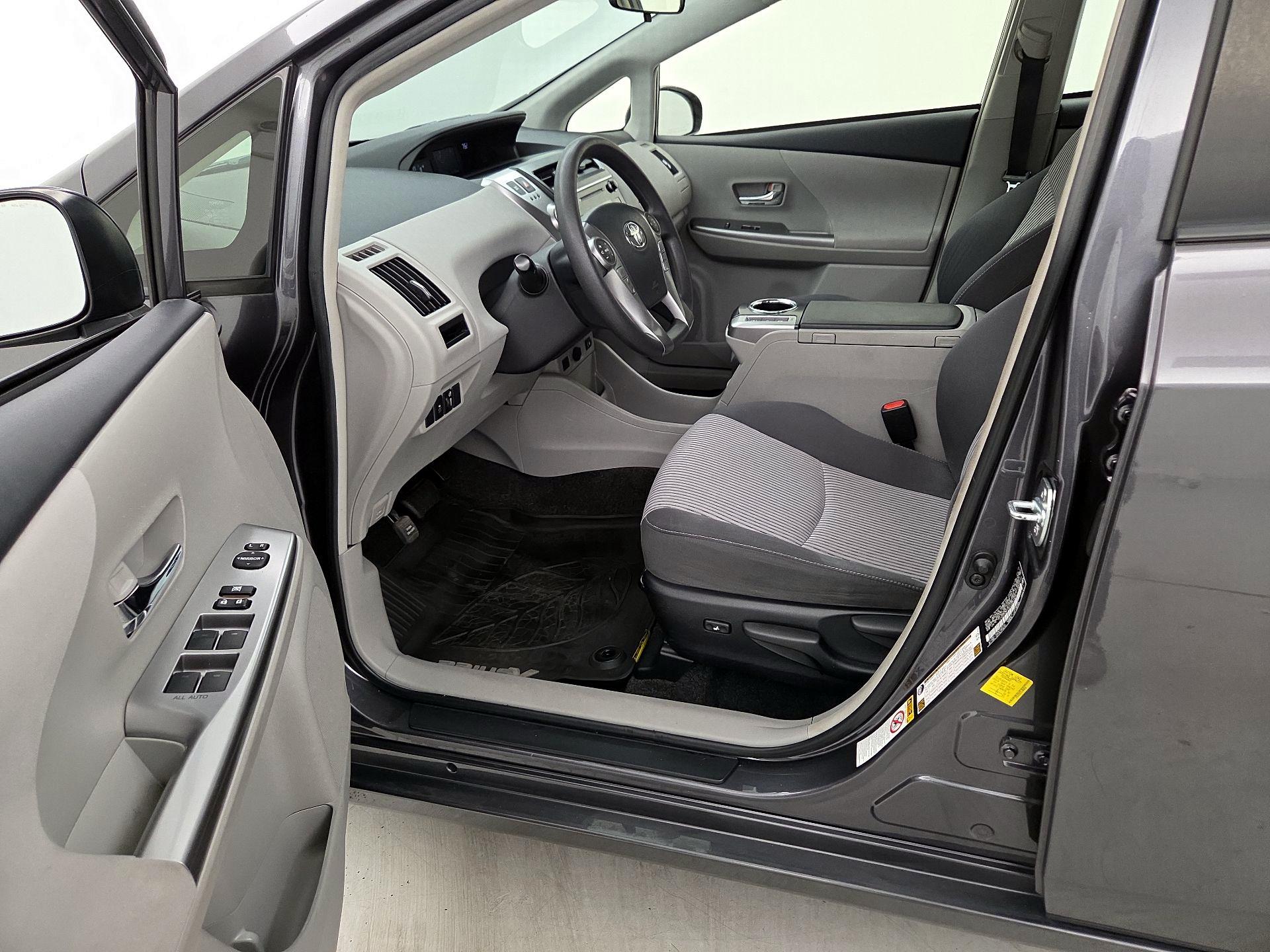 Thumbnail: 2016 Toyota Prius v - 11