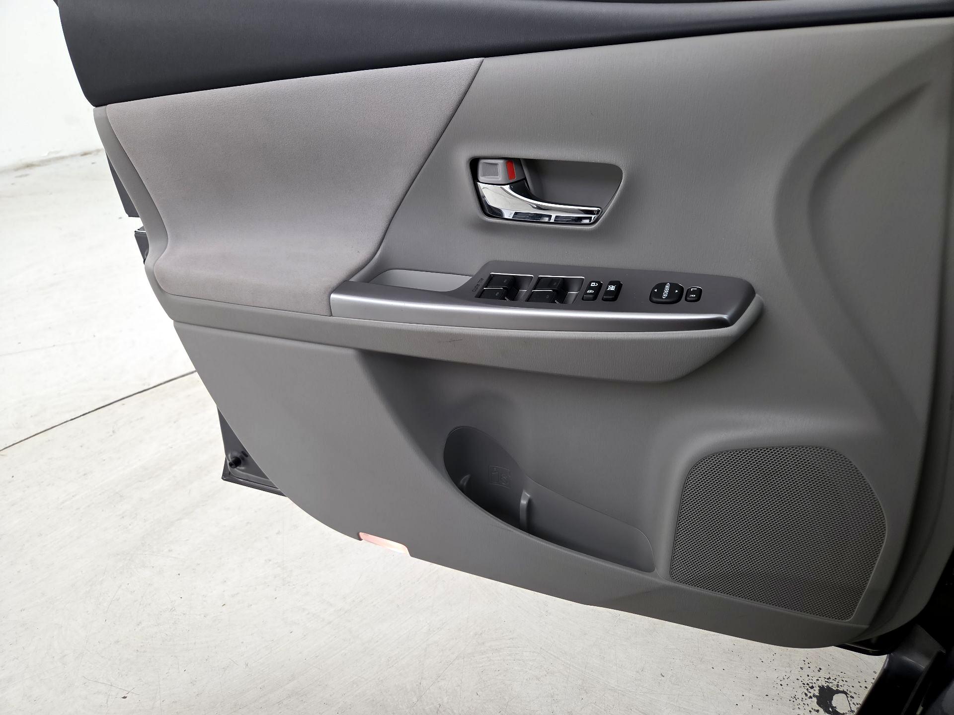 Thumbnail: 2016 Toyota Prius v - 12