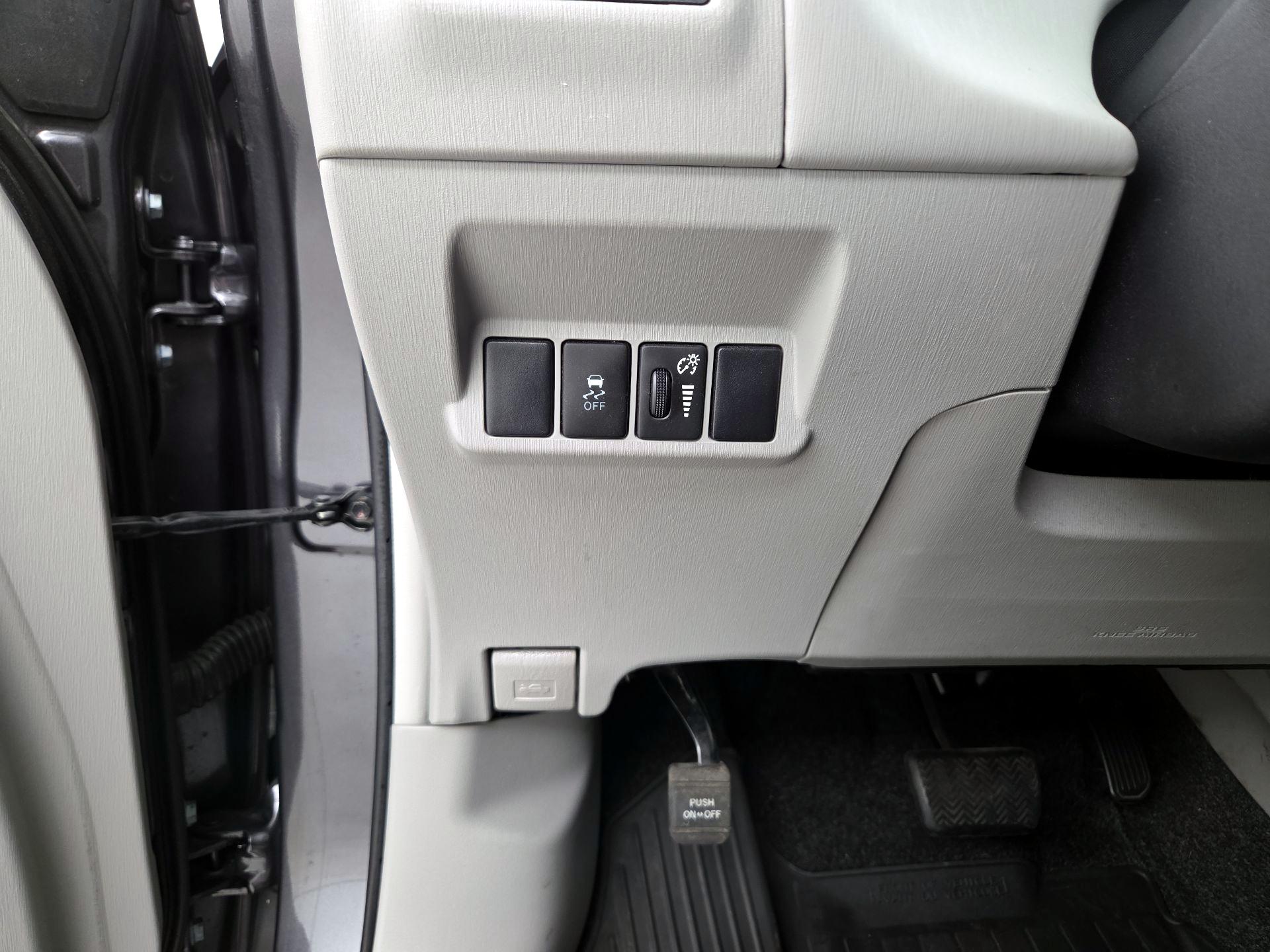 Thumbnail: 2016 Toyota Prius v - 13