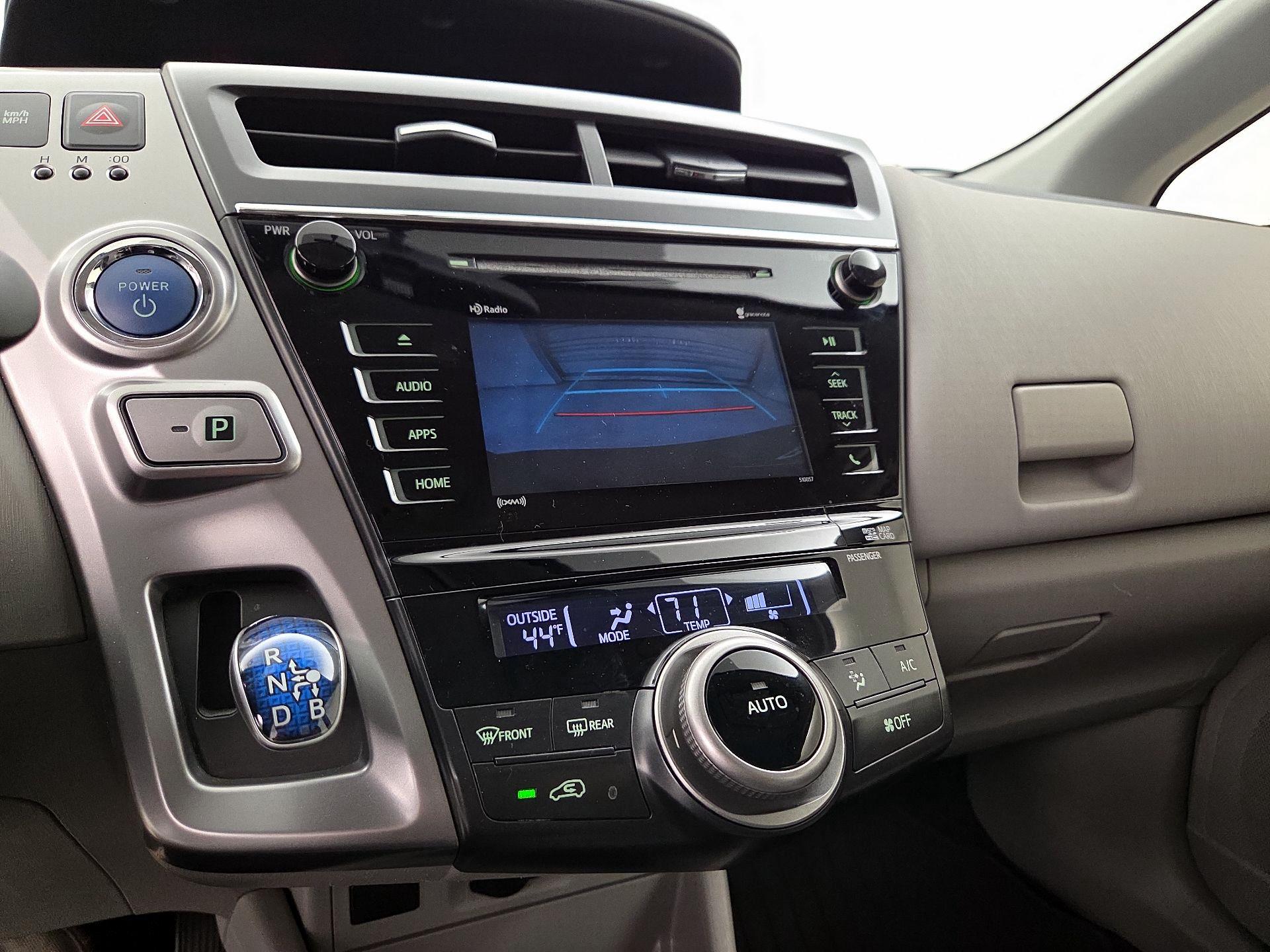 Thumbnail: 2016 Toyota Prius v - 15