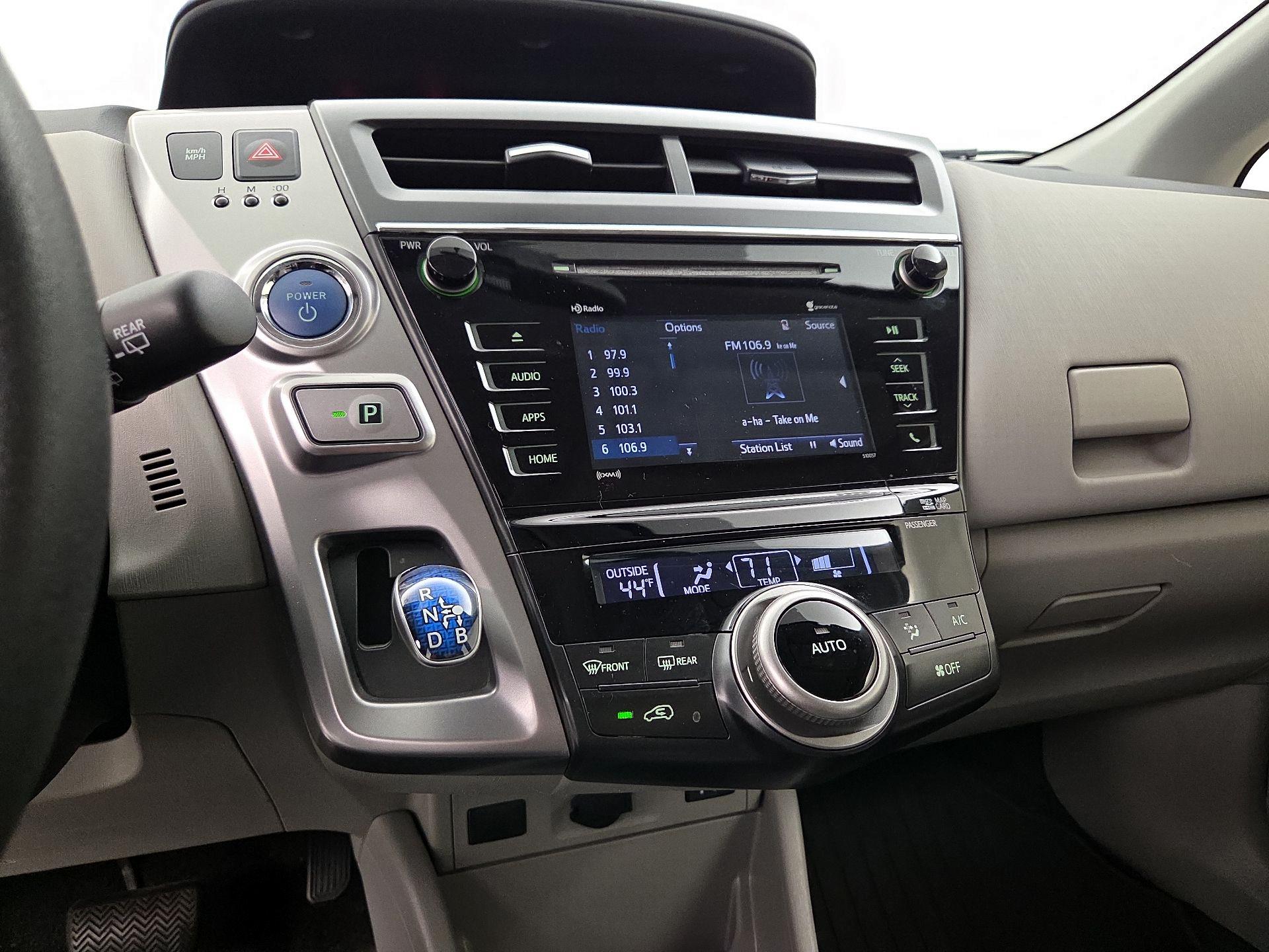 Thumbnail: 2016 Toyota Prius v - 16