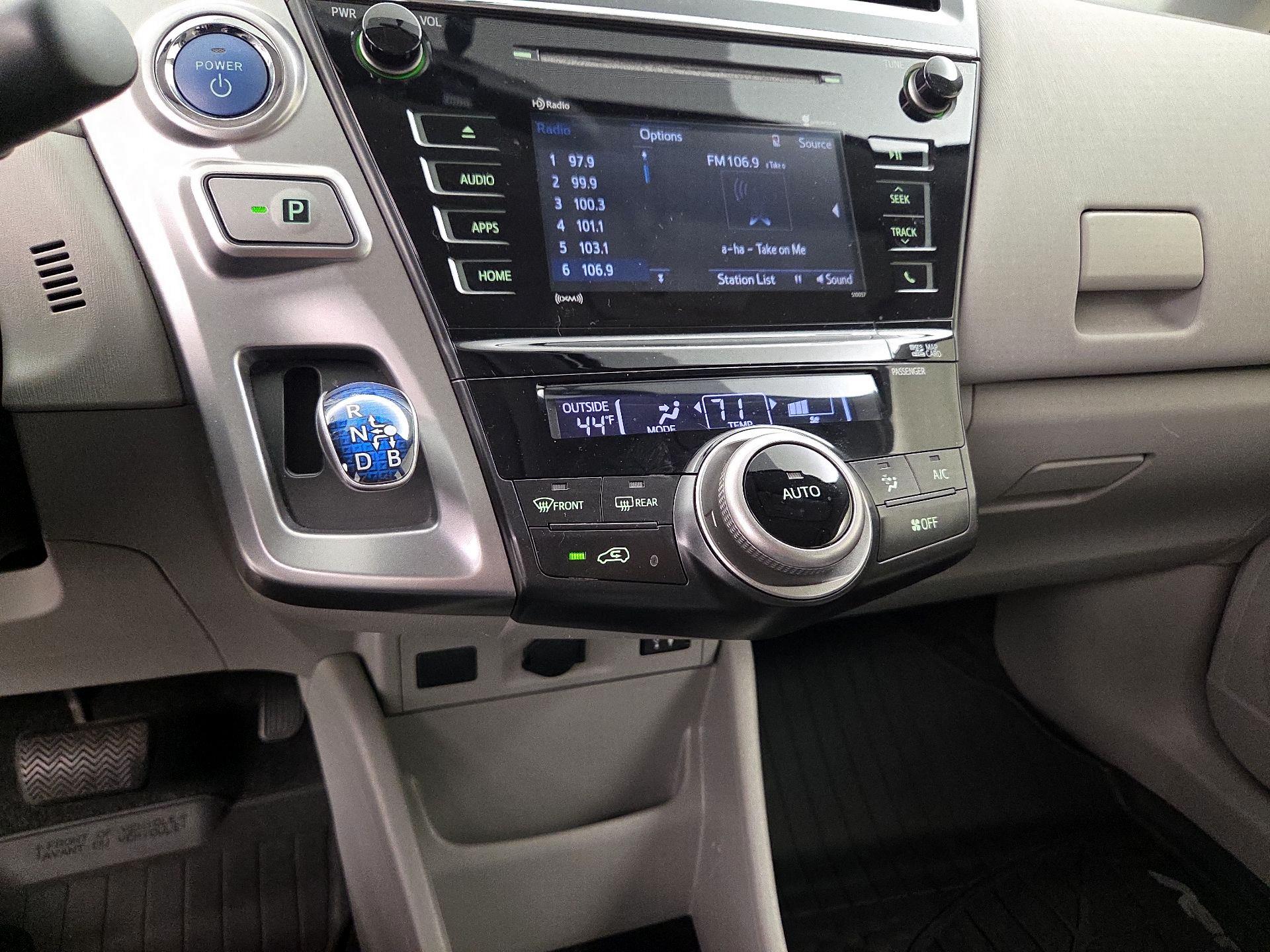 Thumbnail: 2016 Toyota Prius v - 17