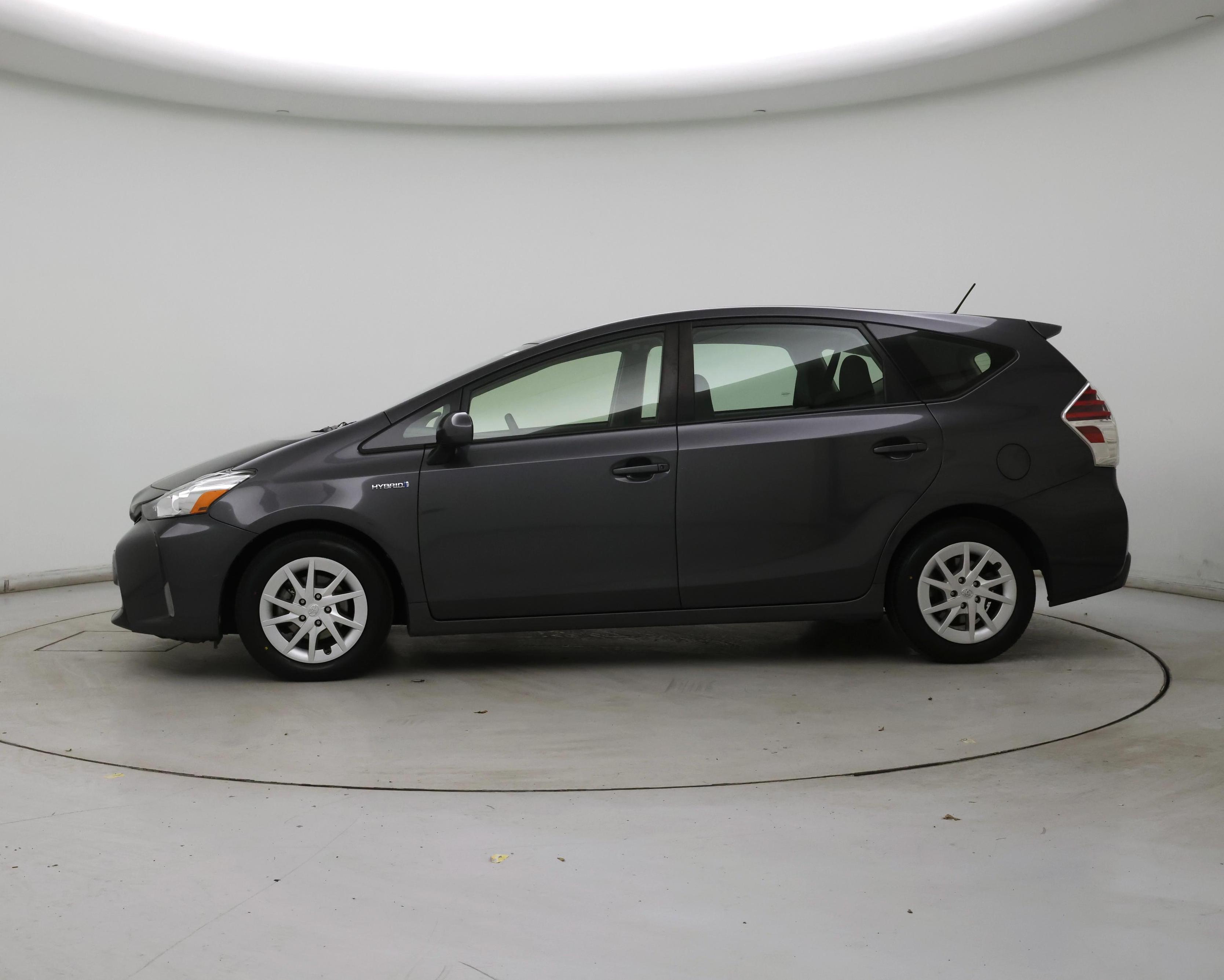 Thumbnail: 2016 Toyota Prius v - 3