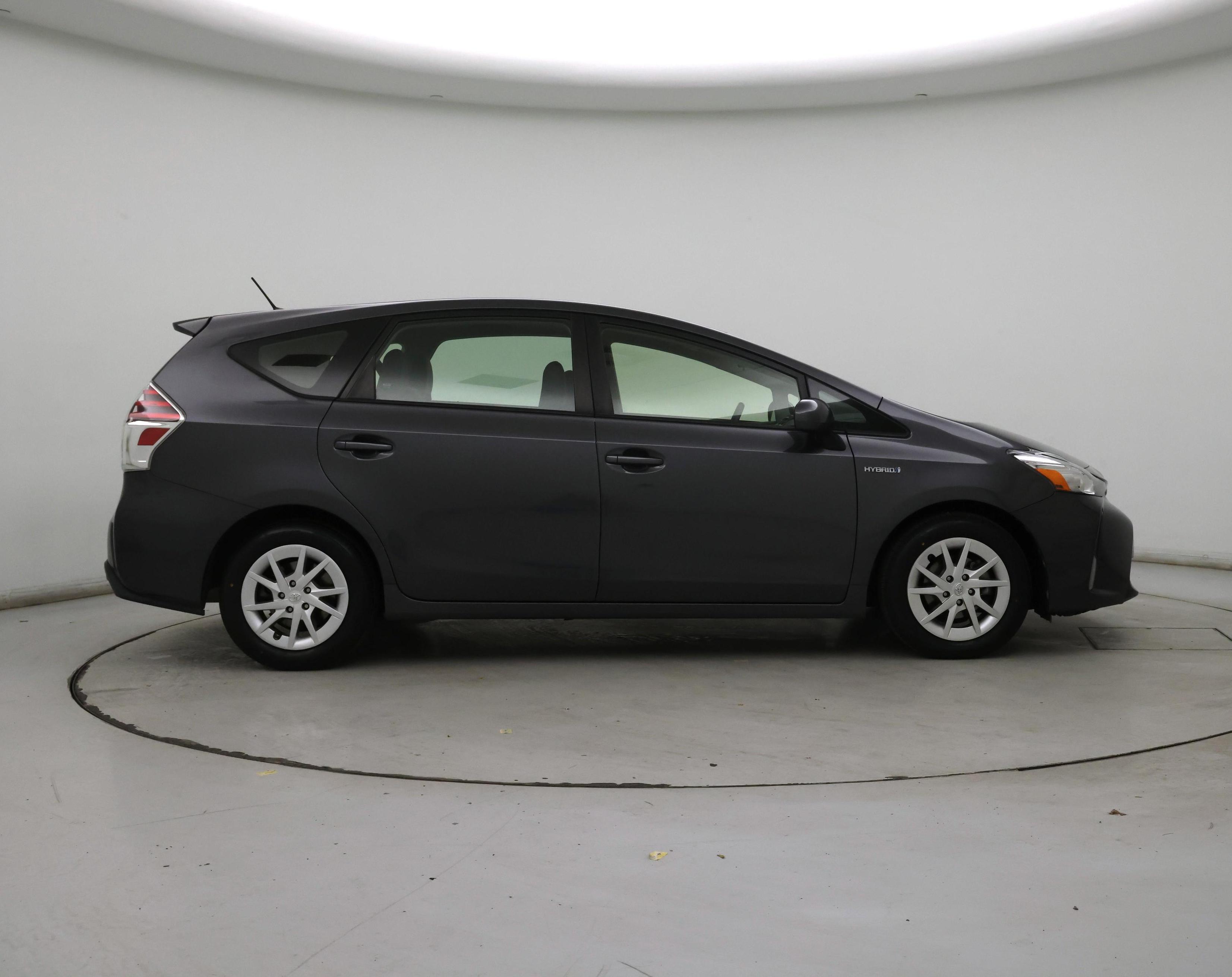 Thumbnail: 2016 Toyota Prius v - 7