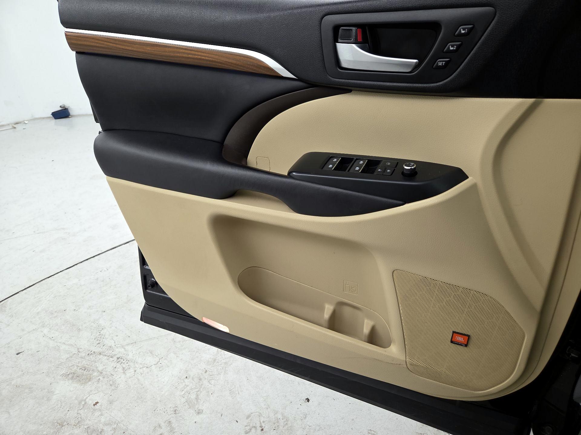 Thumbnail: 2017 Toyota Highlander - 12