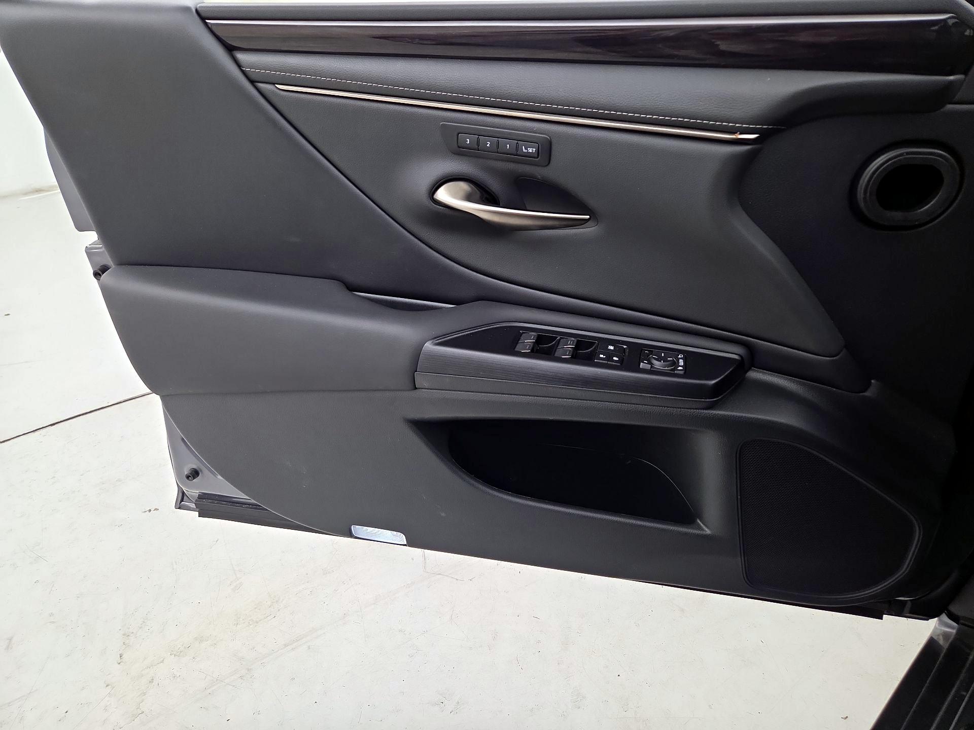 Thumbnail: 2021 Lexus ES - 12